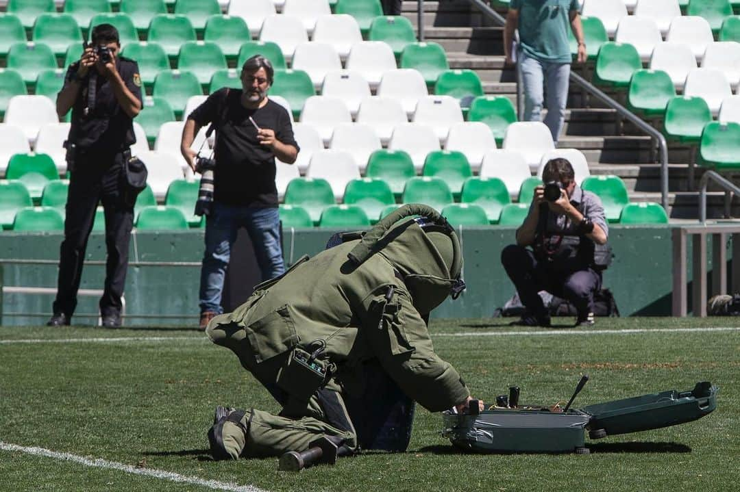 レアル・ベティスさんのインスタグラム写真 - (レアル・ベティスInstagram)「La exhibición de las Unidades Especiales de la @policianacional que hemos tenido en el Benito Villamarín... ¡ha sido impresiontante! 🚔👏🔝 Gracias por demostrarnos una vez más que nuestra seguridad está en las mejores manos 😃」5月29日 5時19分 - realbetisbalompie