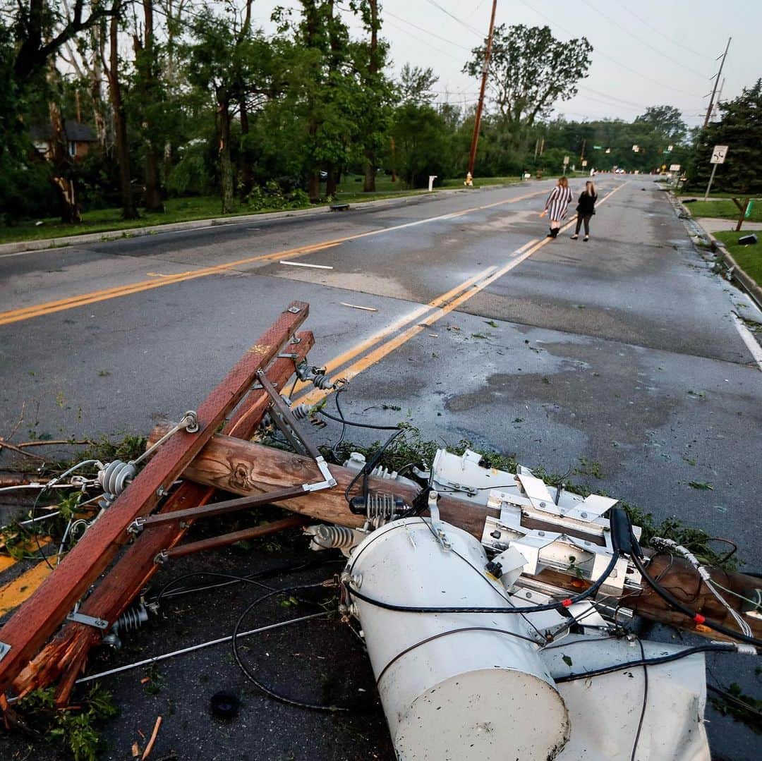 CNNさんのインスタグラム写真 - (CNNInstagram)「People in western Ohio are cleaning up after severe storms and tornadoes left swaths of devastation. At least three tornadoes are believed to have caused damage Monday night, including one in the city of Celina, where one man was killed and seven others were injured, Mayor Jeff Hazel said. One resident of Brookville, which is northwest of Dayton, described the scene: "We went out in the streets and children were screaming and crying. Devastation everywhere." (📸: Jake Carpenter, Doral Chenoweth III/The Columbus Dispatch Gia AP, Seth Herald/AFP/Getty Images, John Minchillo/AP, Matthew Hatcher/Getty Images)」5月29日 5時20分 - cnn