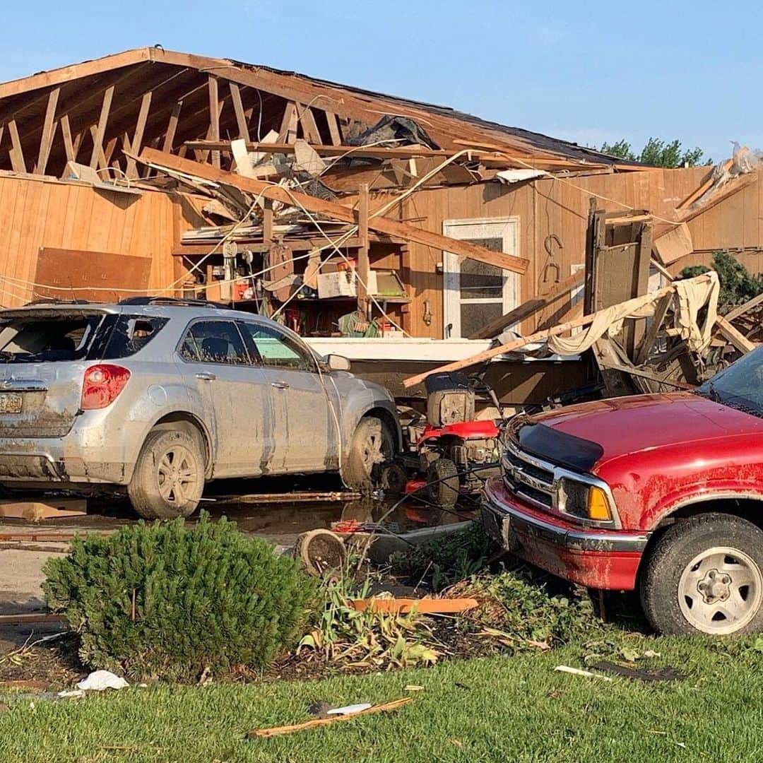 CNNさんのインスタグラム写真 - (CNNInstagram)「People in western Ohio are cleaning up after severe storms and tornadoes left swaths of devastation. At least three tornadoes are believed to have caused damage Monday night, including one in the city of Celina, where one man was killed and seven others were injured, Mayor Jeff Hazel said. One resident of Brookville, which is northwest of Dayton, described the scene: "We went out in the streets and children were screaming and crying. Devastation everywhere." (📸: Jake Carpenter, Doral Chenoweth III/The Columbus Dispatch Gia AP, Seth Herald/AFP/Getty Images, John Minchillo/AP, Matthew Hatcher/Getty Images)」5月29日 5時20分 - cnn