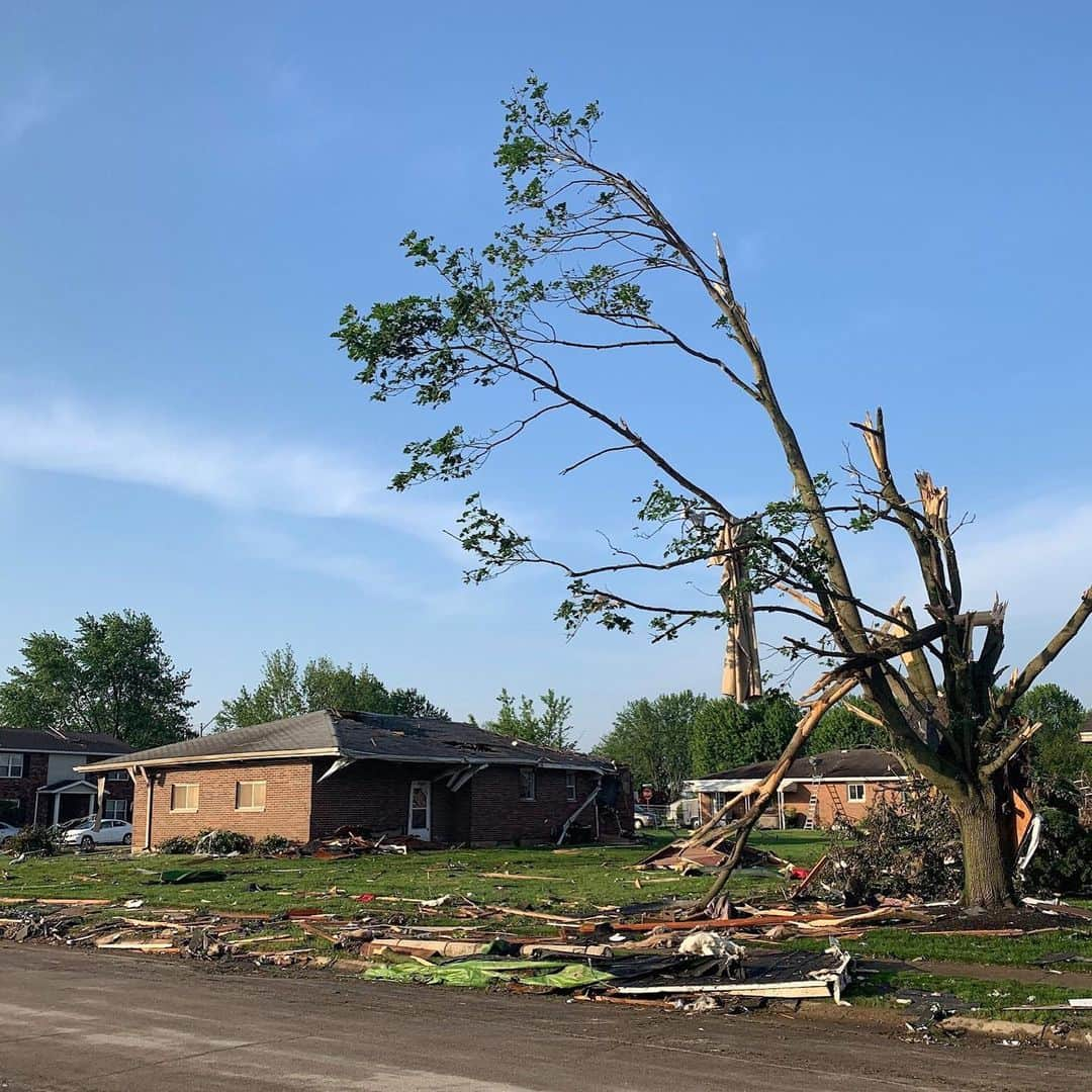 CNNさんのインスタグラム写真 - (CNNInstagram)「People in western Ohio are cleaning up after severe storms and tornadoes left swaths of devastation. At least three tornadoes are believed to have caused damage Monday night, including one in the city of Celina, where one man was killed and seven others were injured, Mayor Jeff Hazel said. One resident of Brookville, which is northwest of Dayton, described the scene: "We went out in the streets and children were screaming and crying. Devastation everywhere." (📸: Jake Carpenter, Doral Chenoweth III/The Columbus Dispatch Gia AP, Seth Herald/AFP/Getty Images, John Minchillo/AP, Matthew Hatcher/Getty Images)」5月29日 5時20分 - cnn