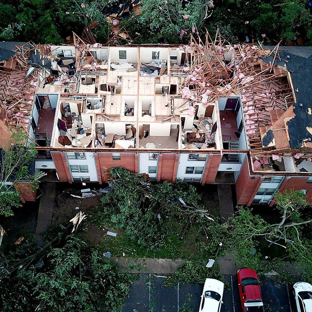 CNNさんのインスタグラム写真 - (CNNInstagram)「People in western Ohio are cleaning up after severe storms and tornadoes left swaths of devastation. At least three tornadoes are believed to have caused damage Monday night, including one in the city of Celina, where one man was killed and seven others were injured, Mayor Jeff Hazel said. One resident of Brookville, which is northwest of Dayton, described the scene: "We went out in the streets and children were screaming and crying. Devastation everywhere." (📸: Jake Carpenter, Doral Chenoweth III/The Columbus Dispatch Gia AP, Seth Herald/AFP/Getty Images, John Minchillo/AP, Matthew Hatcher/Getty Images)」5月29日 5時20分 - cnn