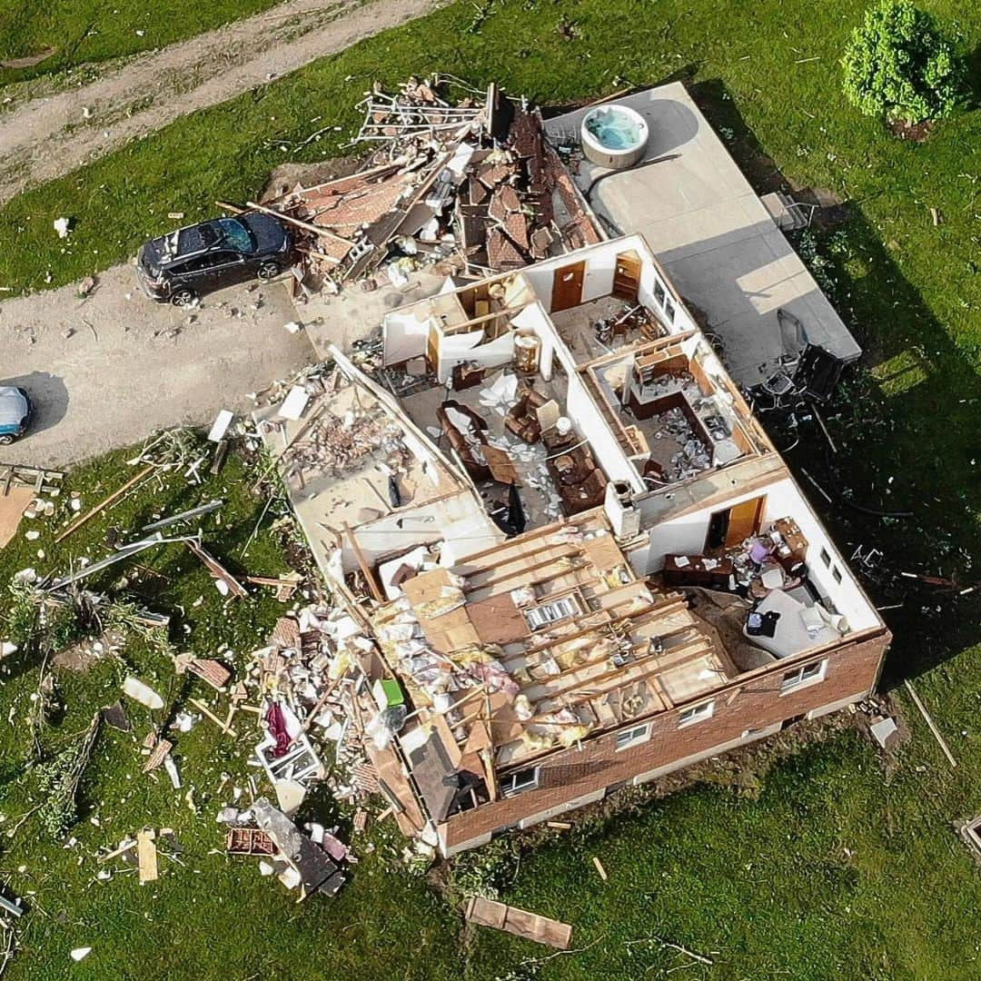 CNNさんのインスタグラム写真 - (CNNInstagram)「People in western Ohio are cleaning up after severe storms and tornadoes left swaths of devastation. At least three tornadoes are believed to have caused damage Monday night, including one in the city of Celina, where one man was killed and seven others were injured, Mayor Jeff Hazel said. One resident of Brookville, which is northwest of Dayton, described the scene: "We went out in the streets and children were screaming and crying. Devastation everywhere." (📸: Jake Carpenter, Doral Chenoweth III/The Columbus Dispatch Gia AP, Seth Herald/AFP/Getty Images, John Minchillo/AP, Matthew Hatcher/Getty Images)」5月29日 5時20分 - cnn