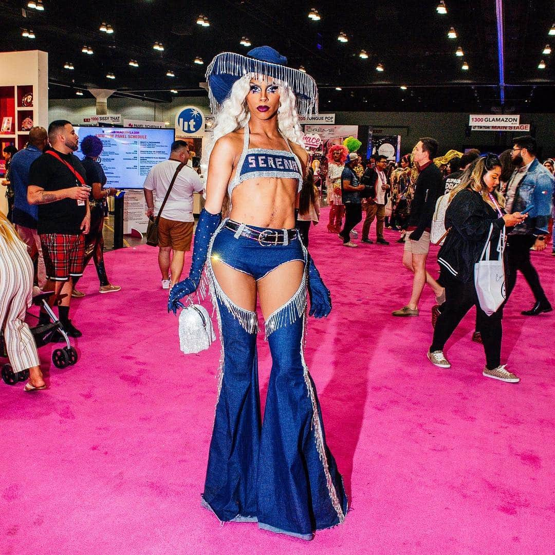 Vogue Runwayさんのインスタグラム写真 - (Vogue RunwayInstagram)「Fans from locations as far as Australia, Spain, and Japan descended on the Los Angeles Convention Center this weekend for what must surely rank among the most unconventional of conventions: @RuPaulsDragcon. Tap the link in our bio for more details and the best street style looks from the weekend. Photographed by @hunterabrams」5月29日 5時27分 - voguerunway