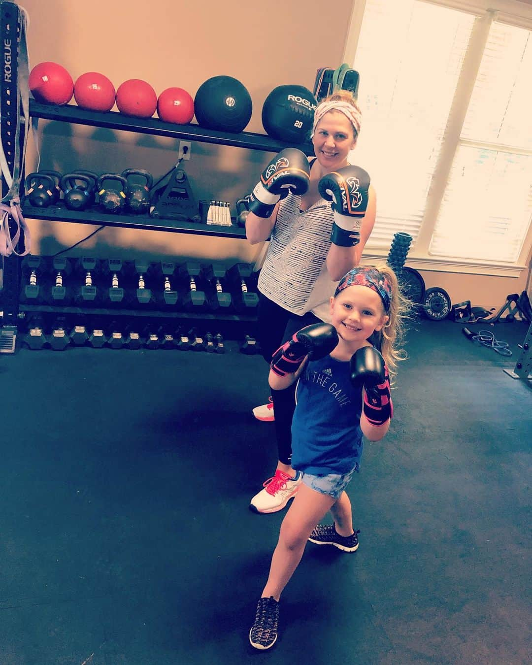 ヒラリー・スコットさんのインスタグラム写真 - (ヒラリー・スコットInstagram)「Had the BEST boxing buddy today! ❤️🥊💪🏻」5月29日 5時27分 - hillaryscottla