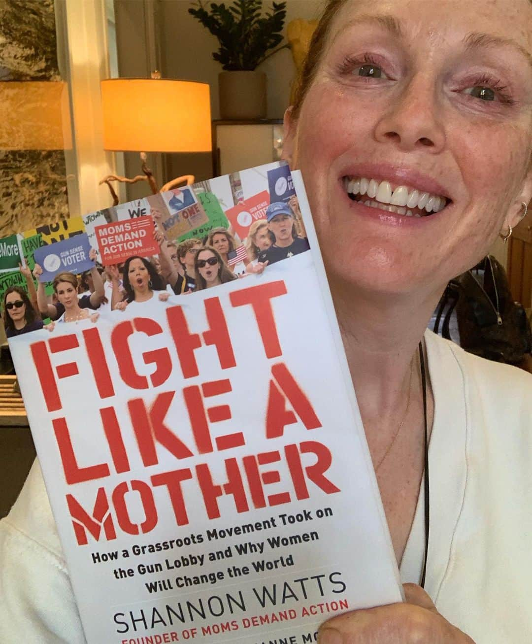 ジュリアン・ムーアさんのインスタグラム写真 - (ジュリアン・ムーアInstagram)「I went to @barnesandnoble today buy my copy of #FightLikeAMother  Did you buy your copy yet? Let’s make this book a best seller!  #ShannonWatts “explores the unique power of women to enact change” - she has also been called “the NRA’s worst nightmare” and she is a true leader.  Proceeds from the book go to nonprofit organizations for gun violence prevention.  Tag me with your pic of u and your book and I’ll put it on my story.  @shannonrwatts @everytown @momsdemand 🧡」5月29日 5時42分 - juliannemoore