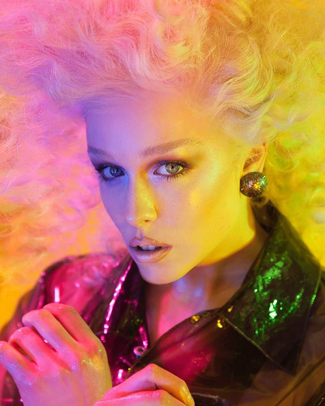 アリー・エックスのインスタグラム：「For @salty.world  Photo: @thomkerr  Style: @lisa_tv  Hair: @hairbyiggy  Make up: @lijhajade + @yvonnetheartist @lipstickqueers  Graphics: @ninaharcus  Cover Story: @Naydeline_meija」