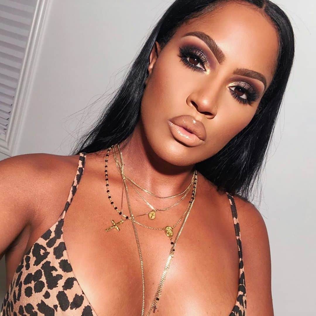 Kylie Cosmeticsさんのインスタグラム写真 - (Kylie CosmeticsInstagram)「how stunning is this look by @makeupshayla featuring Kybrow Powder Duo in Dark Brown and Setting Spray?! 😍✨」5月29日 5時48分 - kyliecosmetics