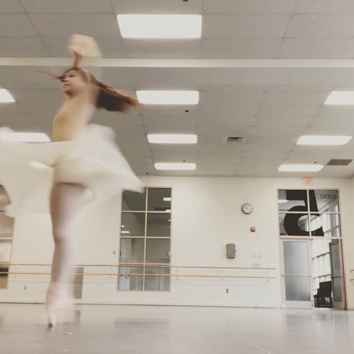 のインスタグラム：「🌪  #ballet #ballerina #ballerinalife #happy #happiness #dance #art #幸せ #バレエ #バレリーナ #rehearsal #travellife #work」