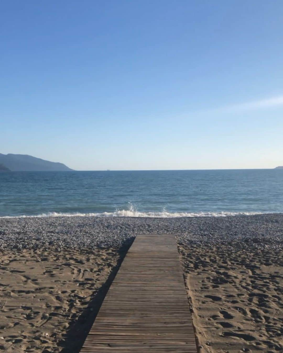 ロムのインスタグラム：「🌊🌊💆🏽‍♀️✨」