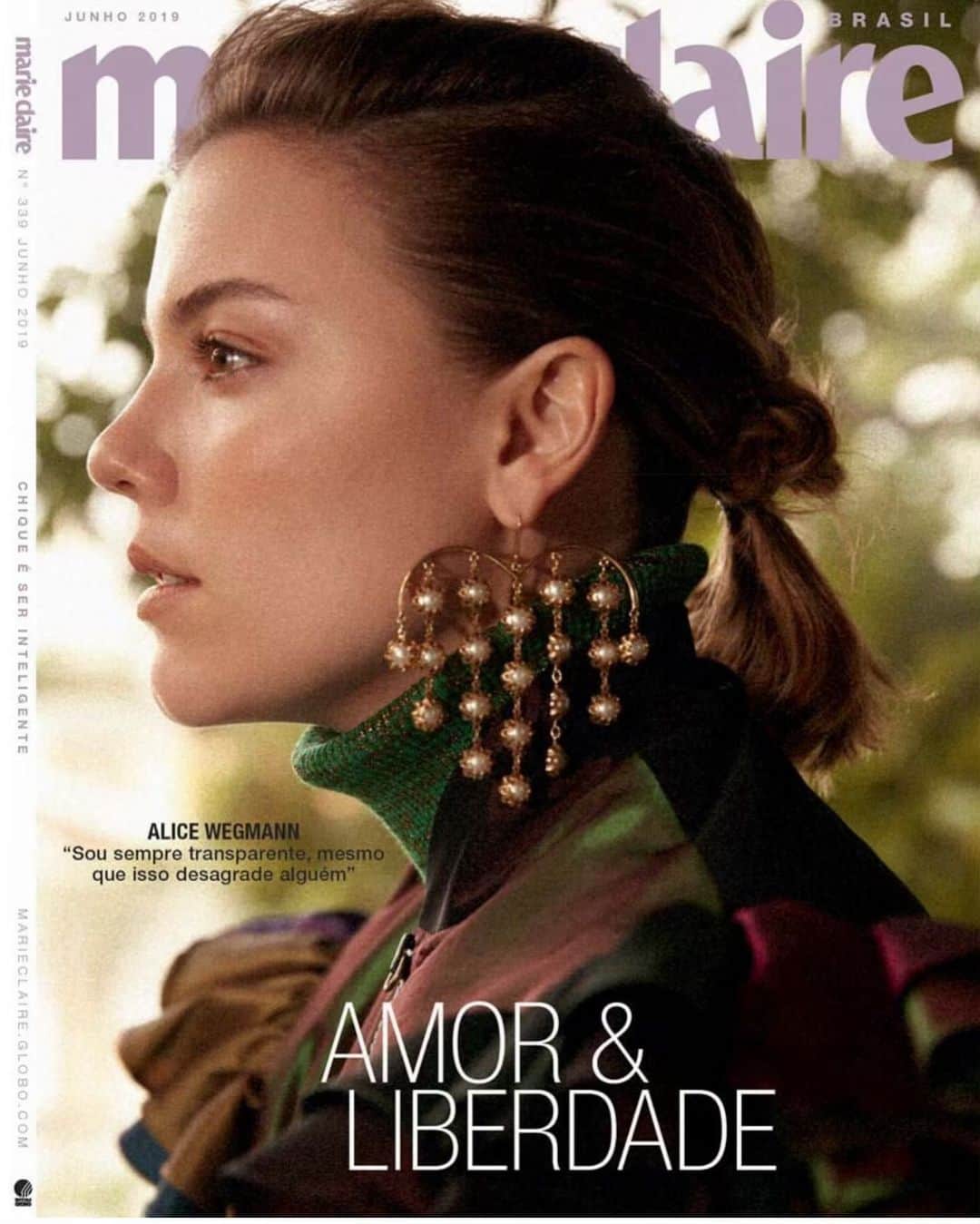 Alice Wegmannのインスタグラム：「MARIE CLAIRE OBRIGADA @lauraancona @vandecazimmermann por tudo sempre, @larissalucchese e @andrepuertas pelas troca de mensagens pelo fervo e pelos melhores lookinhos que tem sempre a minha essência, @brunacastanheira por fotografar a minha alma e pelo jeitinho mineiro que tranquilizava o set inteiro (e ainda com uma equipe linda @biagarbieri @alupapula e @marizafonseca), @brazilrenata pela playlist na arrumação e pela sua beleza (a sua própria e a que você fez em mim) junto com a @taalzi, @kakakaren_ka pela sua arte toda e @natachacortez pelo papo gostoso lá em casa. e, claro, obrigada SEMPRE @mattonicomunicacao @mapbrasil (@pedrotourinho @marinamorena83 @amandagominho @jumattoni @pepperpaulo), porque sem vocês nada seria possível... e @alinebonatto por estar bem pertinho ♥️🥊 muito feliz mesmo com tudo isso! logo logo pra vocês nas bancas :)」