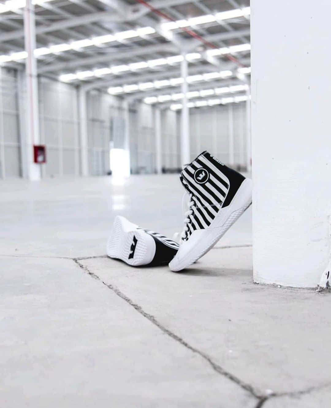 スープラさんのインスタグラム写真 - (スープラInstagram)「#Statik⚡️ // Black/White Stripe // Available now at select global retailers ⠀ 📸: @supramx」5月29日 6時00分 - suprafootwear
