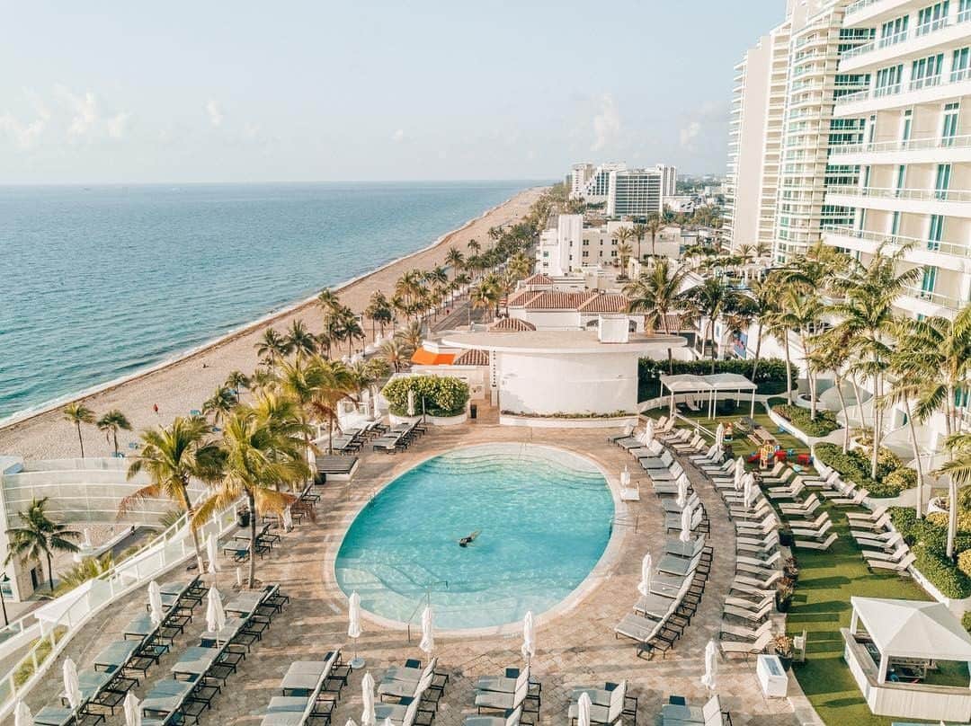 リッツ・カールトンさんのインスタグラム写真 - (リッツ・カールトンInstagram)「Look toward endless blue horizons, and discover your next escape at The Ritz-Carlton, #FortLauderdale. ⁣⠀ ⁣⠀ #Florida ⁣#SunshineState #FL #sunshine #blueskies #horizon #pool #swimmingpool #palmtrees #relaxing #escape #vacation #roomwithaview #beach #coast #poolside #travel #travelgram #Instatravel #traveldiaries #RCPartner via – @verbalgoldblog」5月29日 6時00分 - ritzcarlton