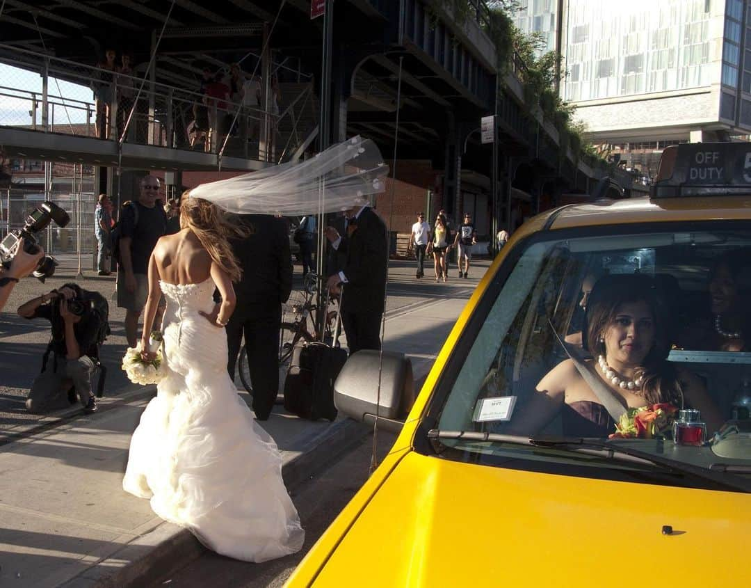 National Geographic Creativeさんのインスタグラム写真 - (National Geographic CreativeInstagram)「Photo by @cookjenshel | A bride poses for some photos outside of the High Line in New York City while here bridesmaids wait inside a yellow cab. #Bride #NewYorkCity #NYC」5月29日 6時01分 - natgeointhefield