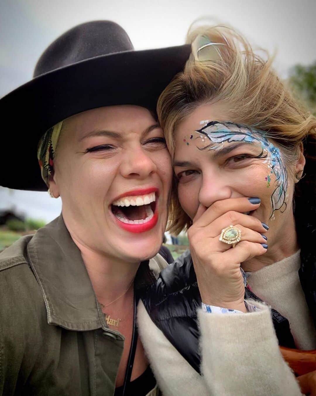 People Magazineさんのインスタグラム写真 - (People MagazineInstagram)「BFF goals! Selma Blair has a lot of love for her "sister soul" P!nk—and shared that the singer is her "inspiration for joy every day." 💕 |#Regram @selmablair」5月29日 6時01分 - people