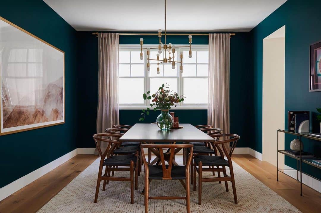 Homepolishさんのインスタグラム写真 - (HomepolishInstagram)「When her client asked for a bold wall, our designer confessed she got a little intense with selecting the right hue. “I sat in this room with my paint chips spread out, holding them up at various times of day to see how the light felt. It’s dramatic, but not so formal that you can’t eat there every day,” she told us. We're taking that as permission to sit here with our chips (the edible kind) spread out, snacking on them at various times of day to admire how much we love the color she chose.  Design by @MandyChengDesign of #HomepolishLA Photo by @MadelineTolle」5月29日 6時03分 - joinfreddie