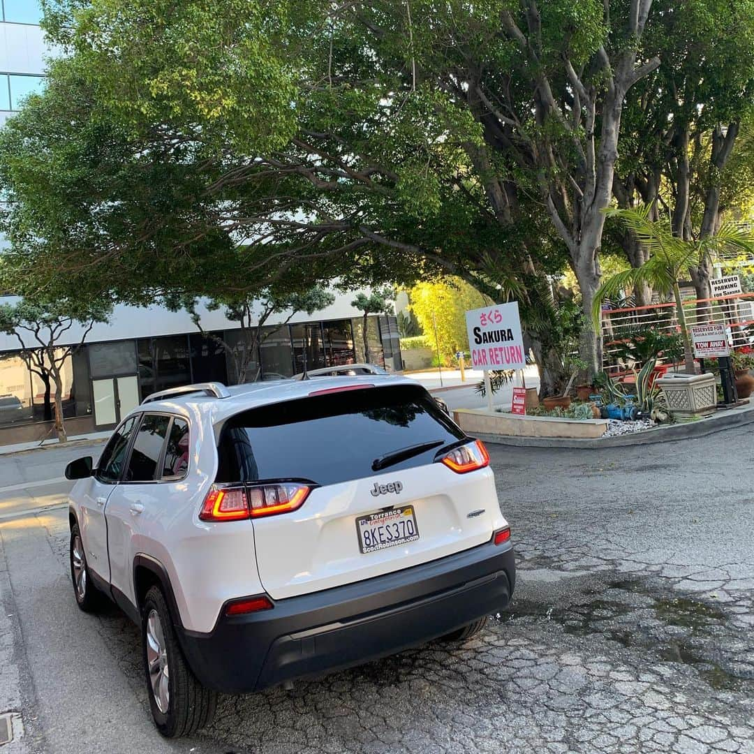 梅宮アンナさんのインスタグラム写真 - (梅宮アンナInstagram)「ロスでは、毎回 @sakurarcar で車を借ります🚗  前もって、ネット予約をします。 今回は、  @jeep でした😊🚗 @sakurarcar さん いつも綺麗な車をありがとう😊  皆さんもロスへ行かれた際には、是非、  @sakurarcar が良いかと😊  海外では、何かと、不安があるかと思います。  万が一の時を考えたら、やはり、日本語対応が、あるほうが良いかなと。。。 😊😊😊 今回も無事に何事もなく、  快適な運転が、出来ました。。 #さくらレンタカー #sakurarentacar」5月29日 6時03分 - annaumemiya