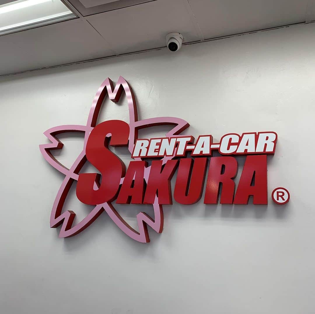 梅宮アンナさんのインスタグラム写真 - (梅宮アンナInstagram)「ロスでは、毎回 @sakurarcar で車を借ります🚗  前もって、ネット予約をします。 今回は、  @jeep でした😊🚗 @sakurarcar さん いつも綺麗な車をありがとう😊  皆さんもロスへ行かれた際には、是非、  @sakurarcar が良いかと😊  海外では、何かと、不安があるかと思います。  万が一の時を考えたら、やはり、日本語対応が、あるほうが良いかなと。。。 😊😊😊 今回も無事に何事もなく、  快適な運転が、出来ました。。 #さくらレンタカー #sakurarentacar」5月29日 6時03分 - annaumemiya