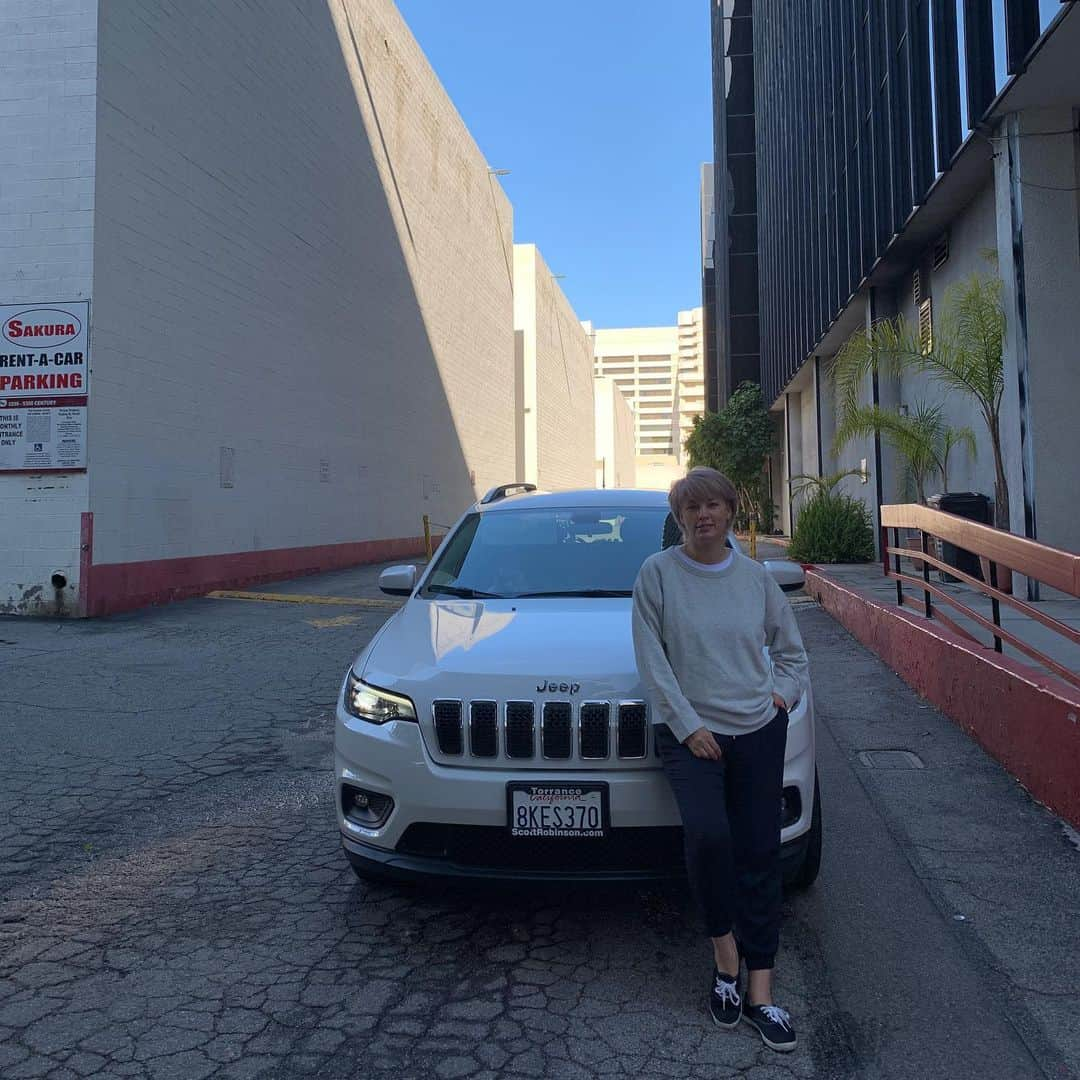 梅宮アンナさんのインスタグラム写真 - (梅宮アンナInstagram)「ロスでは、毎回 @sakurarcar で車を借ります🚗  前もって、ネット予約をします。 今回は、  @jeep でした😊🚗 @sakurarcar さん いつも綺麗な車をありがとう😊  皆さんもロスへ行かれた際には、是非、  @sakurarcar が良いかと😊  海外では、何かと、不安があるかと思います。  万が一の時を考えたら、やはり、日本語対応が、あるほうが良いかなと。。。 😊😊😊 今回も無事に何事もなく、  快適な運転が、出来ました。。 #さくらレンタカー #sakurarentacar」5月29日 6時03分 - annaumemiya