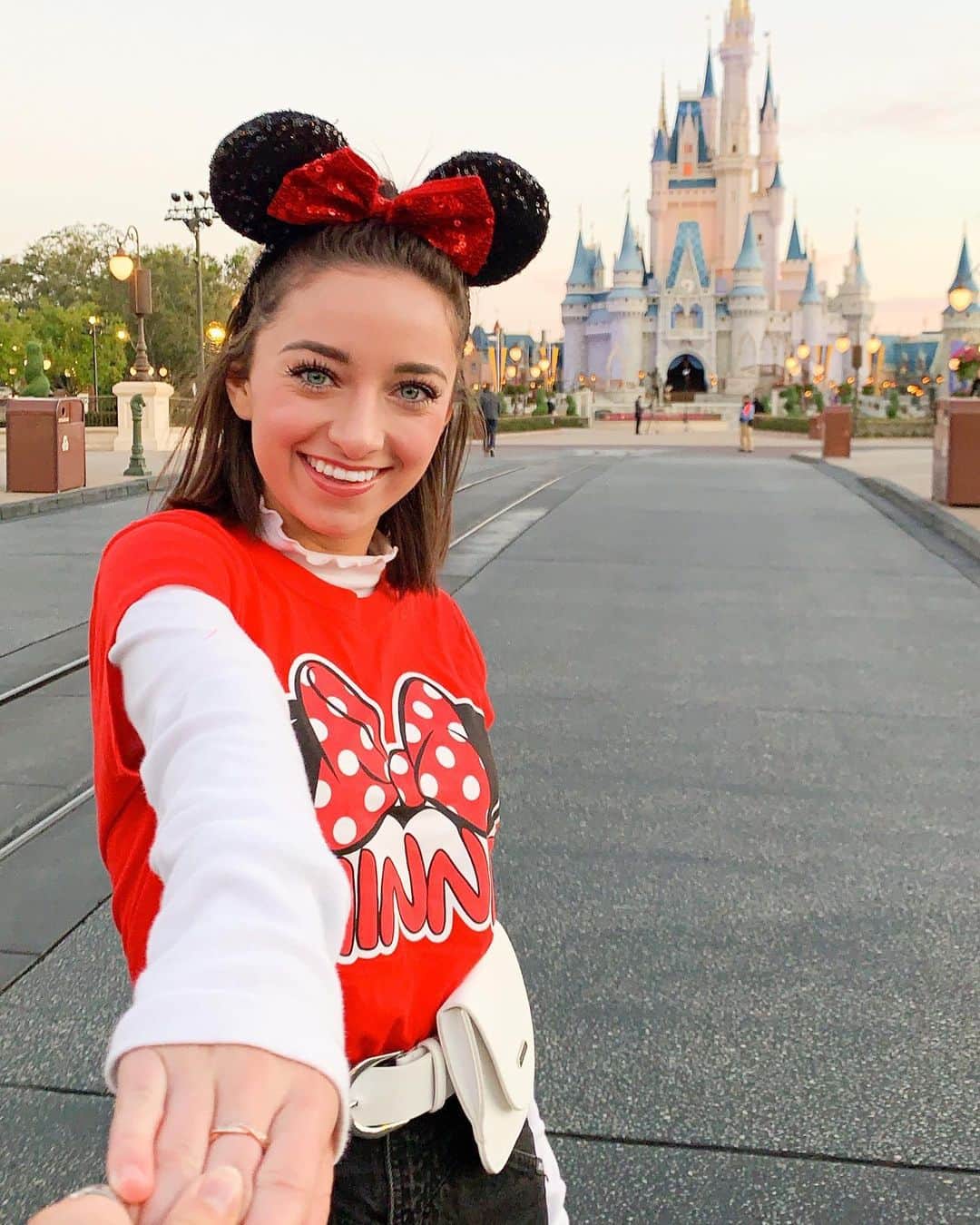 Brooklyn and Baileyさんのインスタグラム写真 - (Brooklyn and BaileyInstagram)「Come to Disney with me:) Comment down below who you’d want to go to Disney with...1 or 2?」5月29日 6時16分 - brooklynandbailey