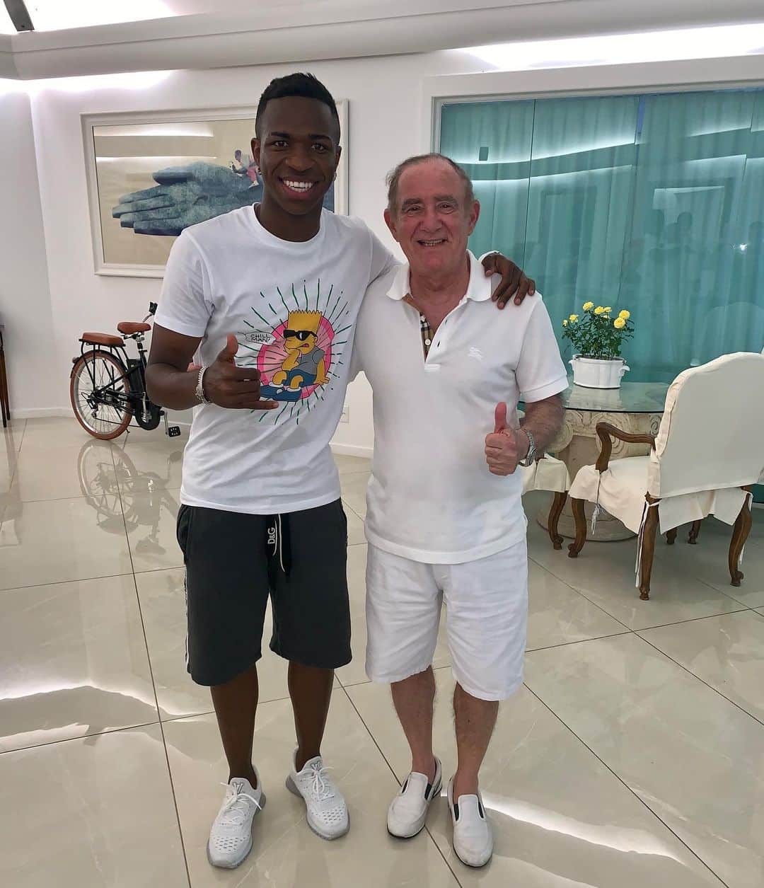 ヴィニシウス・ジュニオールのインスタグラム：「É uma honra! Obrigado pelo lanche. Vou voltar mais vezes agora hahahah @renatoaragao」
