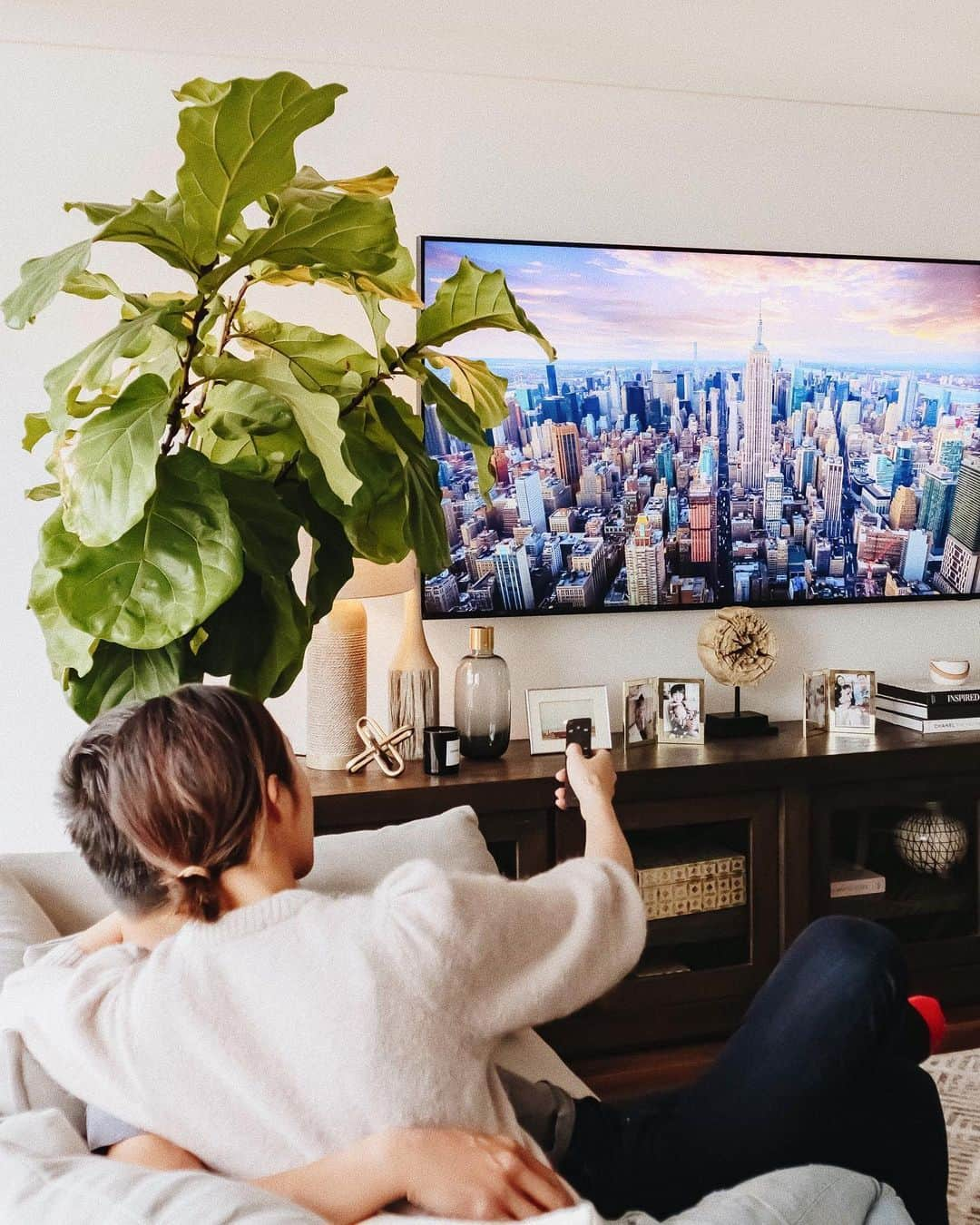 クリッセル・リムさんのインスタグラム写真 - (クリッセル・リムInstagram)「Allen really wanted a new TV, although I was hesitant at first, it made sense given our recent home renovation and his birthday was coming up.  And now here we are, enjoying our new @samsungus #QLED8K TV and let me tell you, it’s pretty impressive and the hubby is happy. 😁 But seriously the picture is so clear, I can see every single detail!」5月29日 6時29分 - chrisellelim