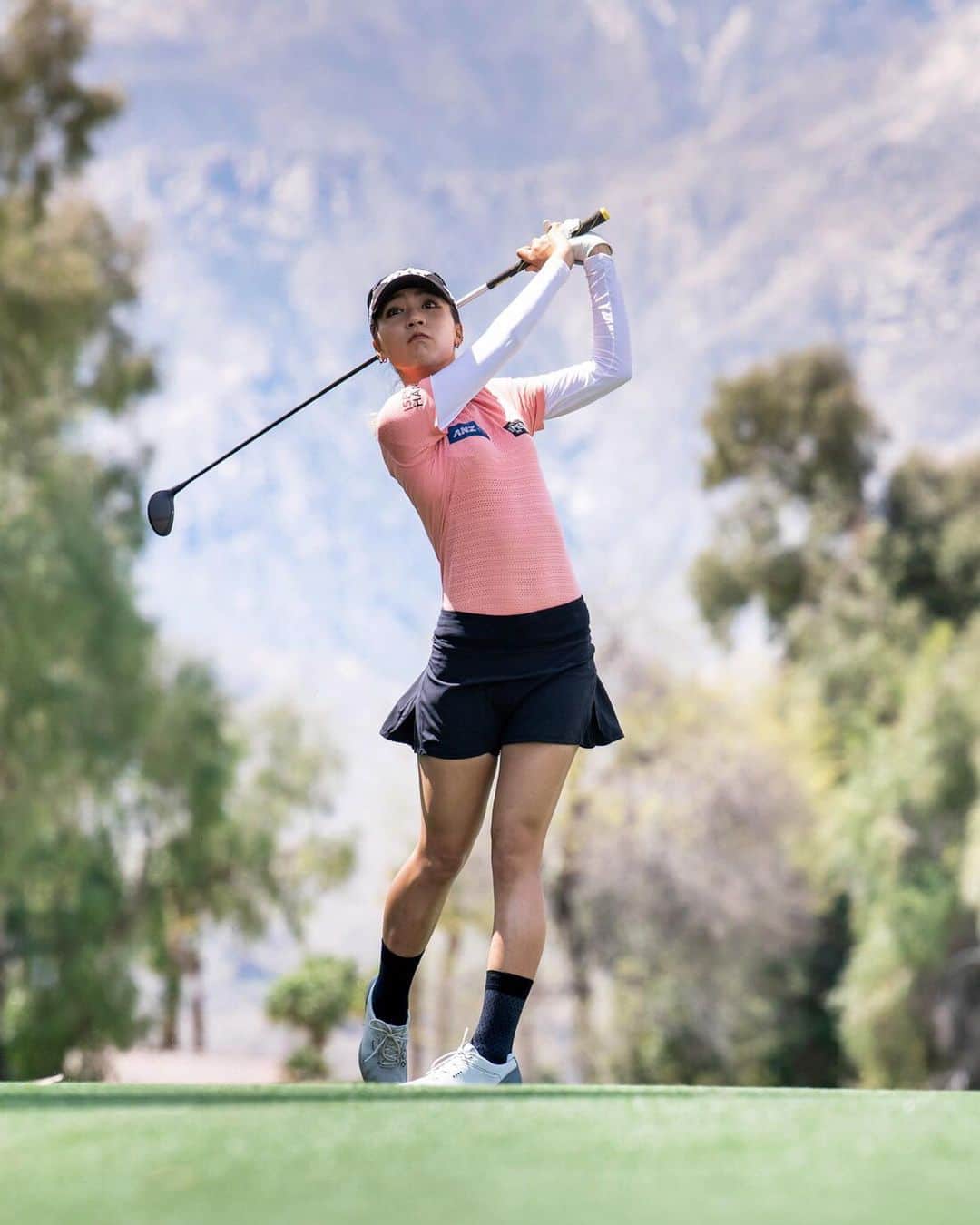 のインスタグラム：「Soon after breaking on to the @lpga_tour, new Elite Ambassador Lydia Ko became familiar with the top of the leaderboard.  At 17, she became golf’s youngest ever No.1 ranked player with 15 wins, 2 major championships, and an Olympic medal—kind of a big deal. Even after her early success, Lydia’s drive for betterment didn’t stop.  Yoga entered her life last December as a way to build strength and provide mental clarity for staying in the moment—kind of important for long days on the fairway.  We’re honoured to be a part of team Lydia providing yoga and meditation for her to stay focused on the course and off.  Catch her this weekend as she battles for her third major win at the US Open and follow our story to see what she wears on the course and on the mat.  #thesweatlife」
