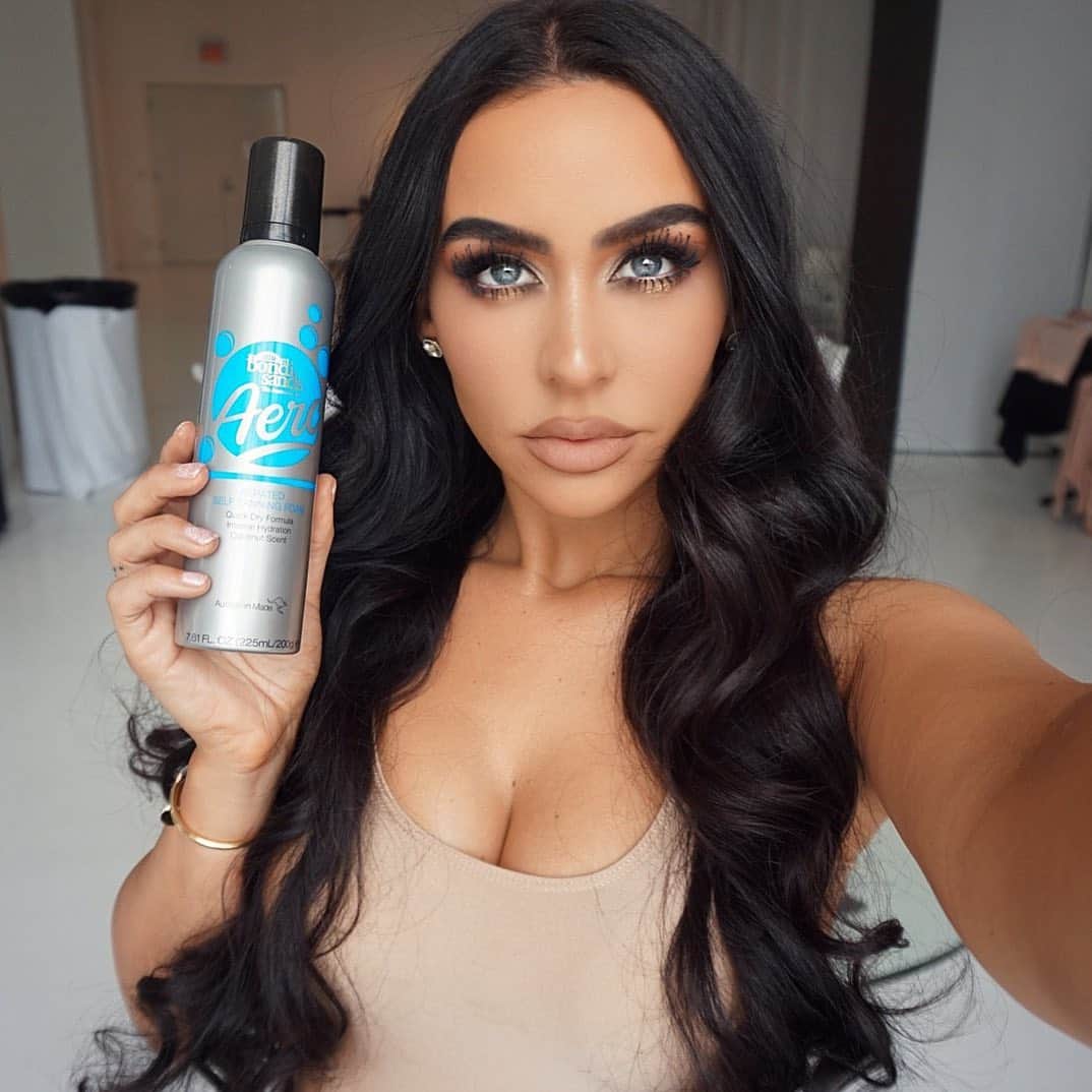 Carli Bybelさんのインスタグラム写真 - (Carli BybelInstagram)「Felt like a bronze goddess for my Photoshoot Thursday thanks to my new holy grail: @bondisands Aero Self Tanning Foam!! This formula is super light weight on my skin and it keeps you looking darker for longer👏🏼!! Now available at @Walgreens! #bondisandsaero #ad」5月29日 6時51分 - carlibel