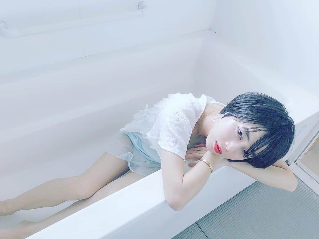 木村仁美さんのインスタグラム写真 - (木村仁美Instagram)「気怠い 遊び。 見えない空気 みたいなことに焦点を当ててみる  ふたつの影は重なり合う  来月の今頃のことを考えている どこか遠くに行っちゃおうかな なんてなぁ  さてさて  今日はおやすみ そんな感じの空だね 風を感じているかい ？ . . . . . #今日の青い . . #青 #blue #ブルー #ショートカット #nostalgic」5月29日 12時23分 - chami_cat