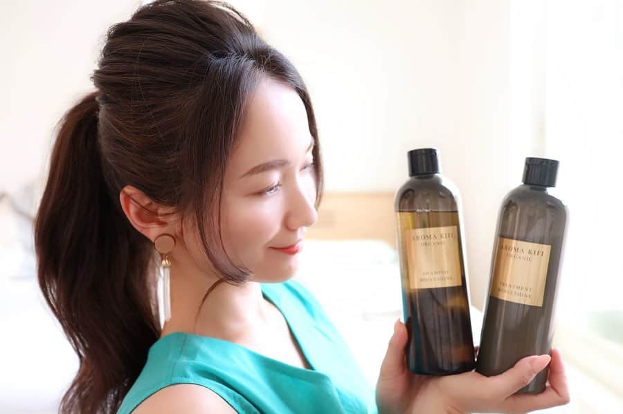 リナのインスタグラム：「メチャクチャ好みの香りのヘアケア見つけちゃったよ😍 .................................... アロマキフィオーガニック〈MOIST SHINE〉 @aromakifi_official . ✔️AROMA KIFI　オーガニックシャンプー（アロマティックハーブの香り） 本体 1,400円+税 /480ｍL ✔️ AROMA KIFI　オーガニックトリートメント（シトラスハーブの香り） 本体 1,400円+税 /480ｍL .................................... 本場フランスで調香した本格的なアロマティックハーブの香りが本当に素敵なの❗️ . シャンプーとトリートメントで香りが違うんだけど、 私は何と言ってもシャンプーの#アロマティックハーブ の香りが好み♡  精油100％のみを使用したスパイスの中に爽やかさがある上品な香り🌿  トリートメントは、なめらかなテクスチャーなのに、しっかりと保湿してくれて、 とぅるんっとまとまるよ😌  全体的にさらりとした仕上がりになるから、これからの汗ばむ時期に快適🌞  アロマ好きな方は大好きな香りだと思うから、一度手に取ってみてね☆ ................................................ #アロマキフィ #オーガニック  #シャンプー  #精油  #サロン品質 #ノンシリコンシャンプー #ヘアケア #バスタイム #美髪 #aromatherapy #aroma #aromas #ヘアケア #hair #hairarrange #hairstyle #haircare #organic」