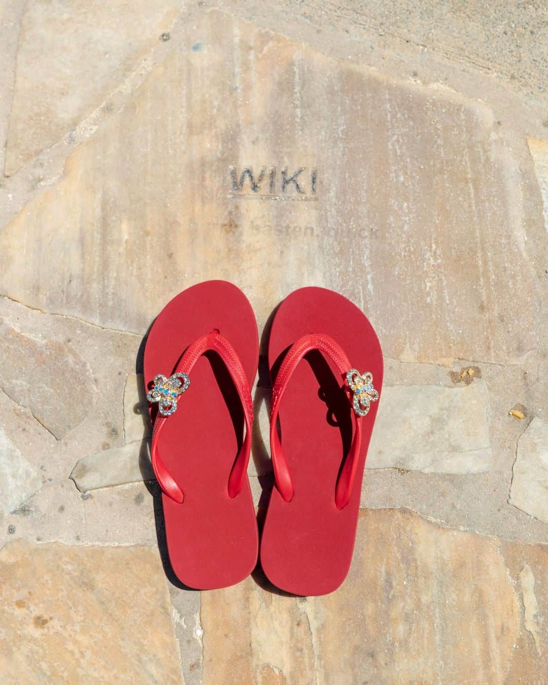 Popits Hawaiiさんのインスタグラム写真 - (Popits HawaiiInstagram)「Flat Red sandal x Butterfly charms🦋⠀ ⠀ ⠀ #popitshawaii #ポピッツ #sandals #charms #alohastate #luckywelivehawaii #waikiki #footwear #thong #happyfeet #flipflops #slippers #ハワイ #ハワイ旅行 #ハワイ好き #ハワイ大好き #ハワイ好きな人と繋がりたい #ビーチサンダル #フラ #フラダンス #占い #butterfly #red」5月29日 7時00分 - popitshawaii