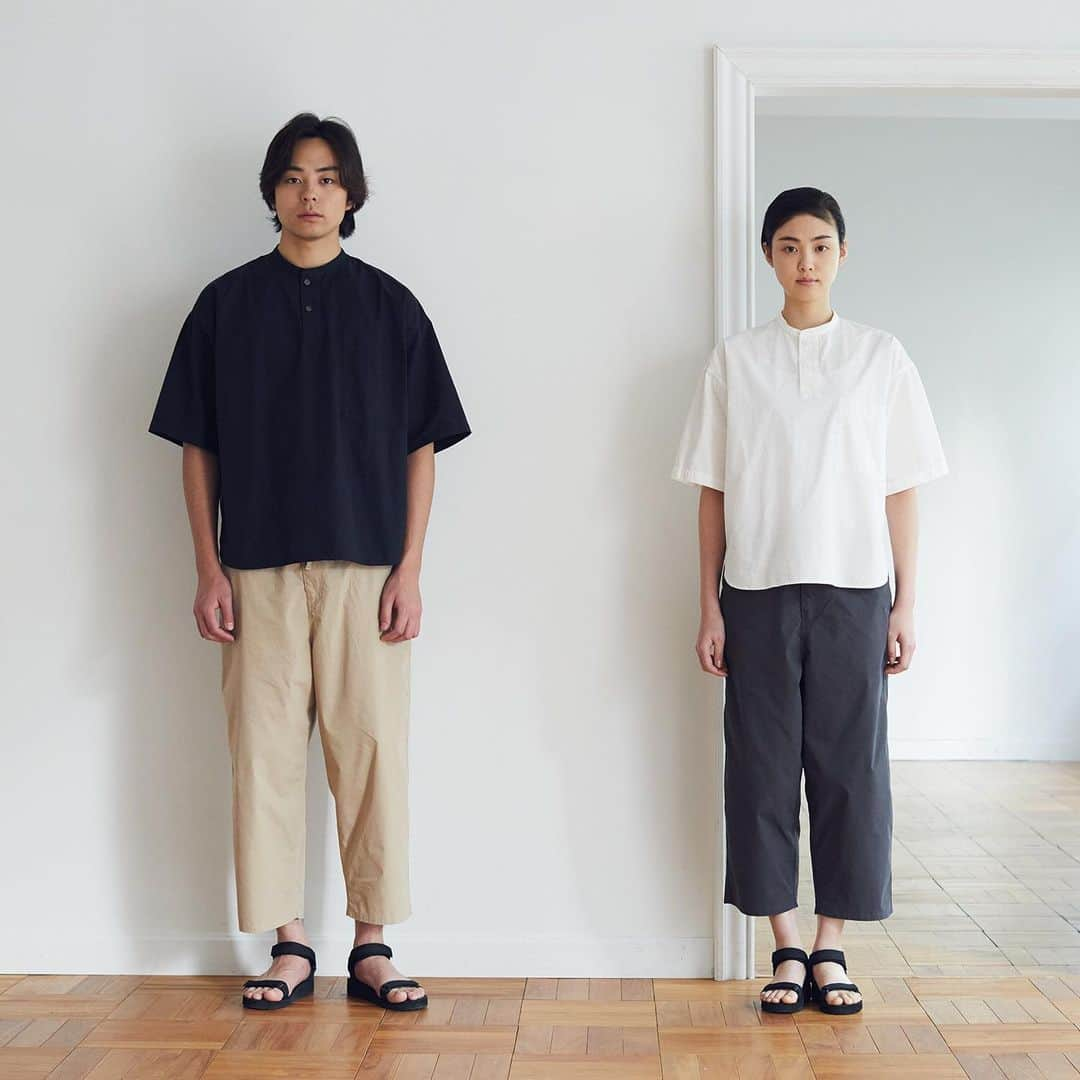 MUJI USAさんのインスタグラム写真 - (MUJI USAInstagram)「MUJI LABO: The Shirt. We've rethought each element of a shirt: the width, collar, button, sleeves, and pockets in order to create a shirt of versatility. A shirt collar that looks different depending on how its buttoned. A shirt in a thicker, crisp fabric that can act as outerwear. Pair these shirts with your favorite denim for an effortless look. MUJI LABO is exclusively available at MUJI Fifth Avenue. #muji #mujiusa #mujilabo #labo #apparel #design」5月29日 7時00分 - mujiusa