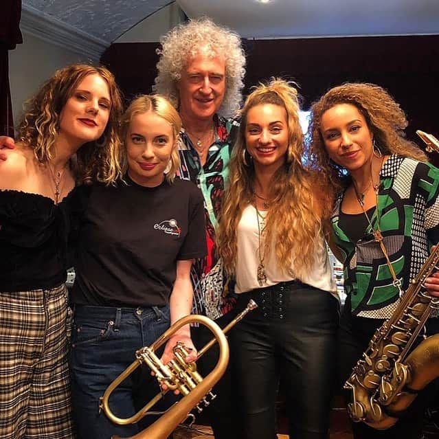 ブライアン・メイさんのインスタグラム写真 - (ブライアン・メイInstagram)「Bold as Brass !!! The KING’S DAUGHTERSS paid me a visit again today, this time with ace brass players Lily and Yasmin - wow !!! We are funky hot !! Ha ha !  @YasminOgilvie @LilyCarassik @apexhornes @TaliaDean @isabel.Karamell @kingsdaughterss  I’m so itching to let this Jolly track out of the bag ! But we must wait till the pudding is properly cooked. Gotta say a Studio Day like this is the best medicine. It will keep the blues outside the door (unless you invite them in, of course!). I don’t know many things that can do this. I’m grateful. And I’m convinced this is a massive hit !! Bri」5月29日 7時09分 - brianmayforreal