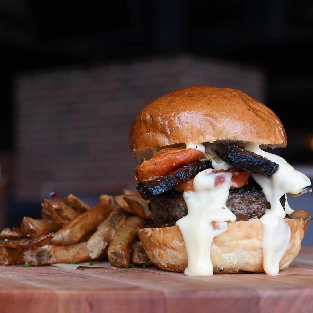 ニューヨーク・メッツさんのインスタグラム写真 - (ニューヨーク・メッツInstagram)「On #NationalHamburgerDay we remind you @CitiField is home to the reigning @nycwff #BurgerBash champion created by @chefschaefpj! @amazinmetsfood 🍔😋」5月29日 7時05分 - mets