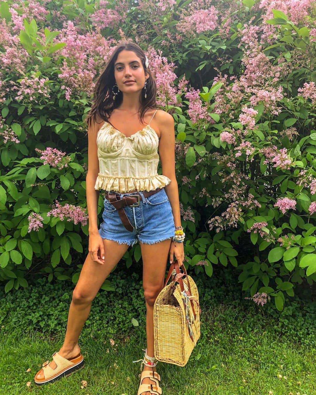ダニジョーのインスタグラム：「Flower child 🌸 tap to shop @rafa_consentino’s look #dannijogirls #bts #summerstyle」