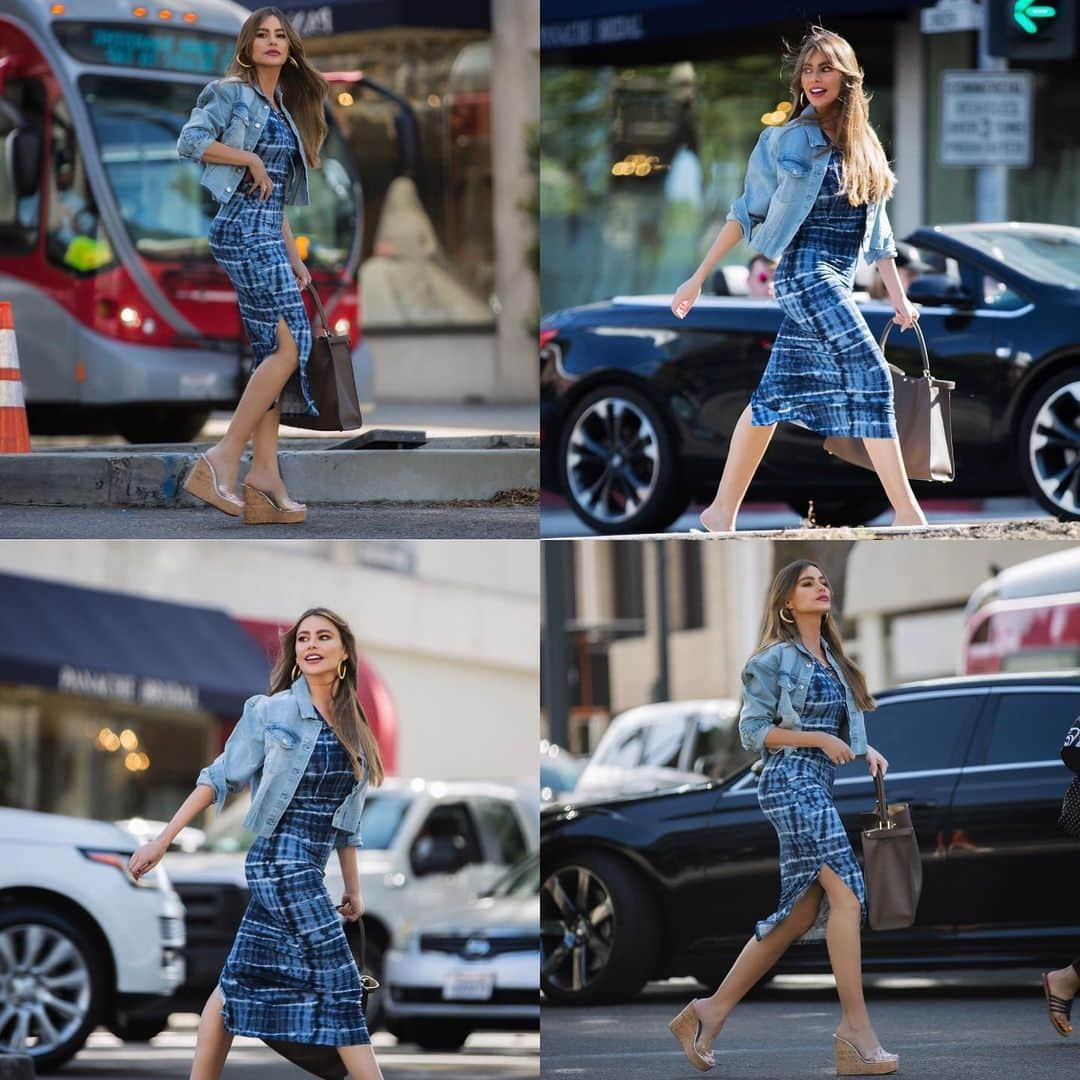 ソフィア・ベルガラさんのインスタグラム写真 - (ソフィア・ベルガラInstagram)「#TuesdayTrends: my lace up tie dye dress from @walmart - super comfortable and form fitting. You can be active and look sexy, right?」5月29日 7時14分 - sofiavergara