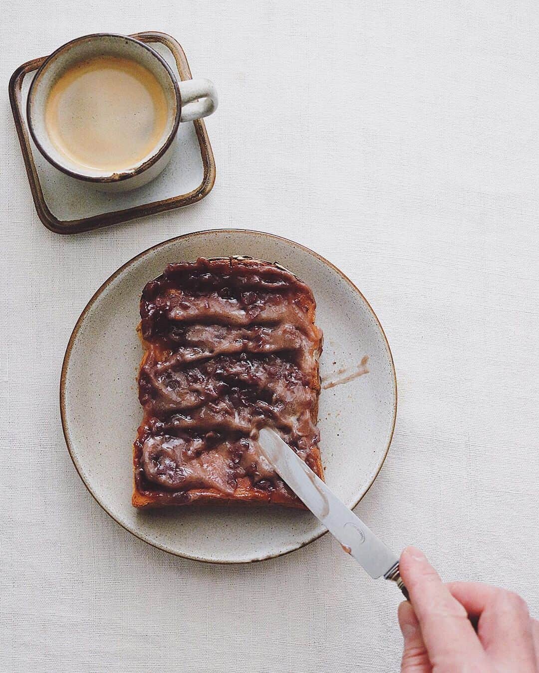 樋口正樹さんのインスタグラム写真 - (樋口正樹Instagram)「adzuki butter toast . 今朝はあんバター。 おいしいコーヒーと。 あんことバターは ベタベタ伸ばします。 . . #あんバター #あんバタートースト #パンとコーヒー #あんこ #ベタベタ #タカキベーカリー #石窯パン #山型トースト #朝ごパン #パンスタグラム #adzuki #toast #toastsforall」5月29日 7時28分 - higuccini