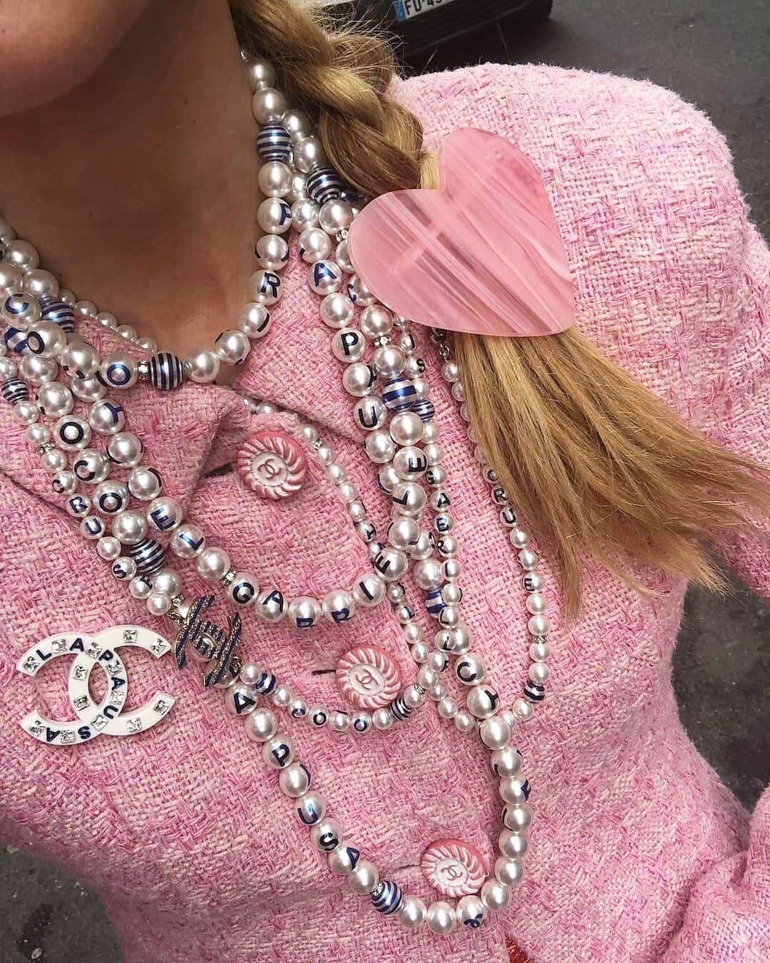 WHO WHAT WEARさんのインスタグラム写真 - (WHO WHAT WEARInstagram)「It's time to raid your grandma's closet. Tap our link for 7 chic "grandma" trends every fashion girl is wearing right now, from heaps of pearls to classic tweed sets.  photo: @blancamiro」5月29日 7時31分 - whowhatwear