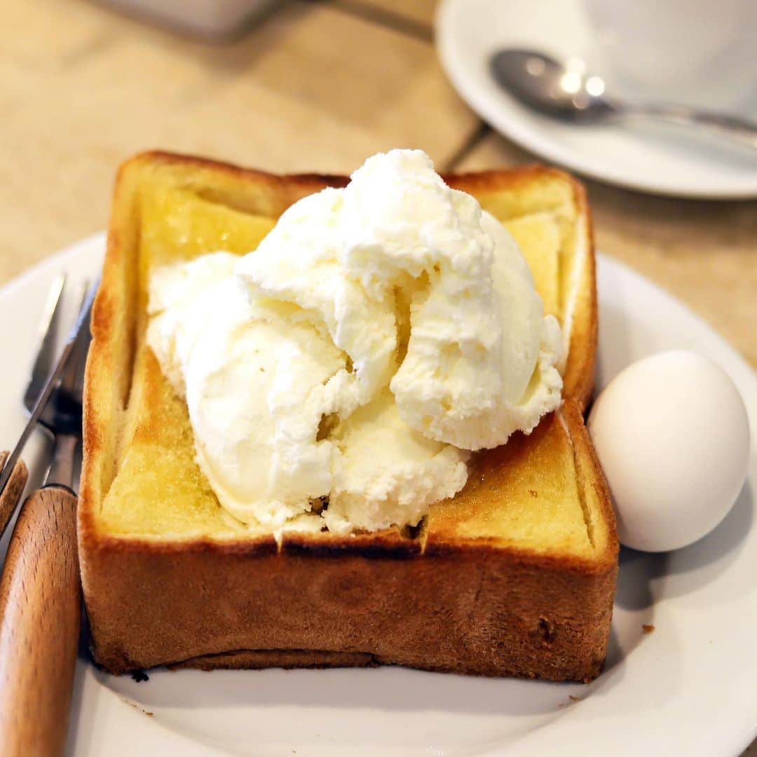 のインスタグラム：「. .  cafe du Ensemble  開店から 閉店まで ずっっっと モーニング営業。  定番から 変わり種(納豆もあり)まで 多種多様な トーストずらり。  おやつな アイス乗せハニートーストも!  トースターの 年季入り具合で いかに愛されているのかが よくわかります。  address: 大阪府大阪市住之江区西加賀屋4-2-9  #カフェドゥアンサンブル #breakfast#osaka」