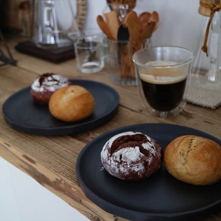 shihoさんのインスタグラム写真 - (shihoInstagram)「おはようございます  今朝はシンプルにブラックコーヒーと パンのみ  寝坊した朝、、、 . . . pan& のパンをリベイクして 冷凍なのにパリッともっちり . 行ってきます #朝ごパン#breakfast  #デロンギ#delonghi#デロンギコーヒーマシン#デロンギスタ#delonghista#DeLonghiMoments#デロンギ全自動コーヒーマシン#デロンギのある暮らし」5月29日 7時34分 - 4ho1105
