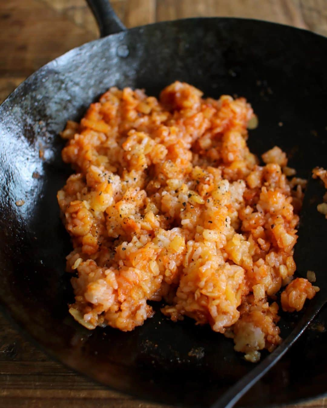 かおしさんのインスタグラム写真 - (かおしInstagram)「Good morning:^) ・ カレーもオムライスも食べたい朝🤤 よし‼️ オムライスにカレーをかけて、両方食べちゃおう‼️と思ったら、ごはんがお茶碗半分くらいしか残ってなかった…🍚😱 ・ しかし、そんなことでは諦めないのが食いしんぼう‼️😛 スイスデリス(@swissdelice_jp )さんの#ロスティ を1/2袋、油をひいたフライパンでカリッとするまで焼き、そこにごはんを加えて炒めながら混ぜ、ケチャップとブラックペッパーで味付け。 出来たケチャップライス(いや、ケチャップロスティ？🤔)を卵で包み、温めたレトルトカレーをかけてみた👩‍🍳 前夜の晩ごはん調理時に作っておいたミニハンバーグものっけちゃった😋 ・ ロスティは元々味がついているので、ケチャップの量は控えめにしても、充分美味しく出来たよ〜‼️😃 足りないごはんのかさ増しにもなったし、味や食感もアップして、ロスティ様様な朝だったのでした👏 ・ #スイスデリスアンバサダー として活動中です🇨🇭🧀🥔🥛 ・ #おいしい時間をスイスから #スイスデリス #swissdelice #スイス #switzerland #rosti #朝ごはん #朝食 #breakfast #gohan #私のおいしい写真 #foodporn #onthetable #foodstagram #暮らし #おうちごはん #instafood #日々の暮らし #うつわ #器 #小澤基晴 #wp_deli_japan #おうちごはんlover #IGersJP #とりあえず野菜食 #フーディーテーブル」5月29日 7時42分 - cao_life