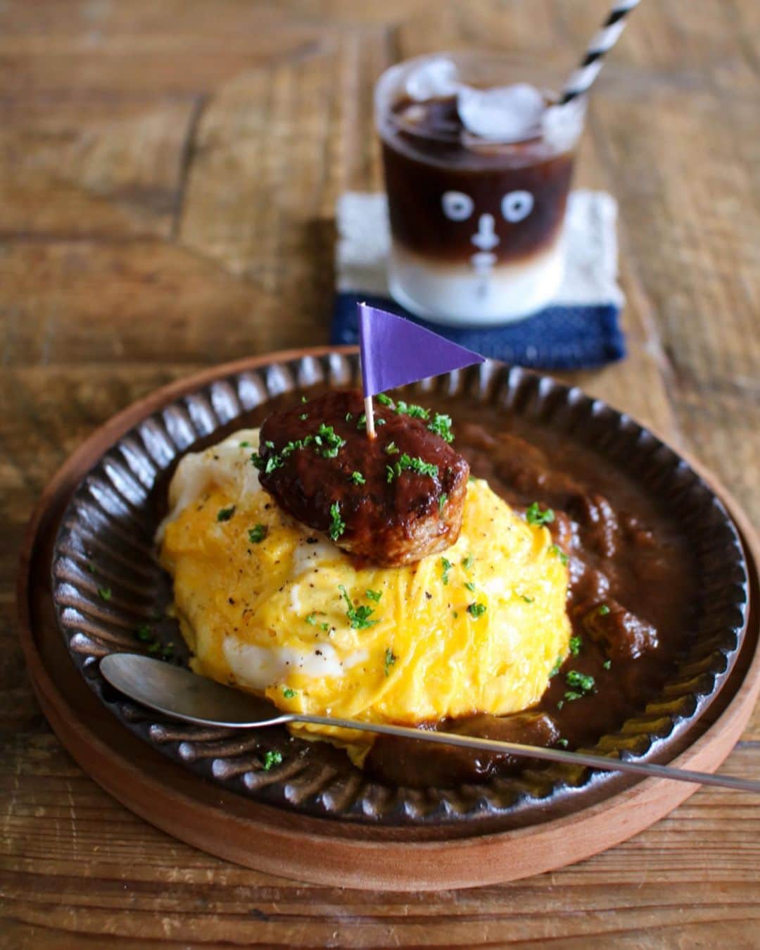 のインスタグラム：「Good morning:^) ・ カレーもオムライスも食べたい朝🤤 よし‼️ オムライスにカレーをかけて、両方食べちゃおう‼️と思ったら、ごはんがお茶碗半分くらいしか残ってなかった…🍚😱 ・ しかし、そんなことでは諦めないのが食いしんぼう‼️😛 スイスデリス(@swissdelice_jp )さんの#ロスティ を1/2袋、油をひいたフライパンでカリッとするまで焼き、そこにごはんを加えて炒めながら混ぜ、ケチャップとブラックペッパーで味付け。 出来たケチャップライス(いや、ケチャップロスティ？🤔)を卵で包み、温めたレトルトカレーをかけてみた👩‍🍳 前夜の晩ごはん調理時に作っておいたミニハンバーグものっけちゃった😋 ・ ロスティは元々味がついているので、ケチャップの量は控えめにしても、充分美味しく出来たよ〜‼️😃 足りないごはんのかさ増しにもなったし、味や食感もアップして、ロスティ様様な朝だったのでした👏 ・ #スイスデリスアンバサダー として活動中です🇨🇭🧀🥔🥛 ・ #おいしい時間をスイスから #スイスデリス #swissdelice #スイス #switzerland #rosti #朝ごはん #朝食 #breakfast #gohan #私のおいしい写真 #foodporn #onthetable #foodstagram #暮らし #おうちごはん #instafood #日々の暮らし #うつわ #器 #小澤基晴 #wp_deli_japan #おうちごはんlover #IGersJP #とりあえず野菜食 #フーディーテーブル」