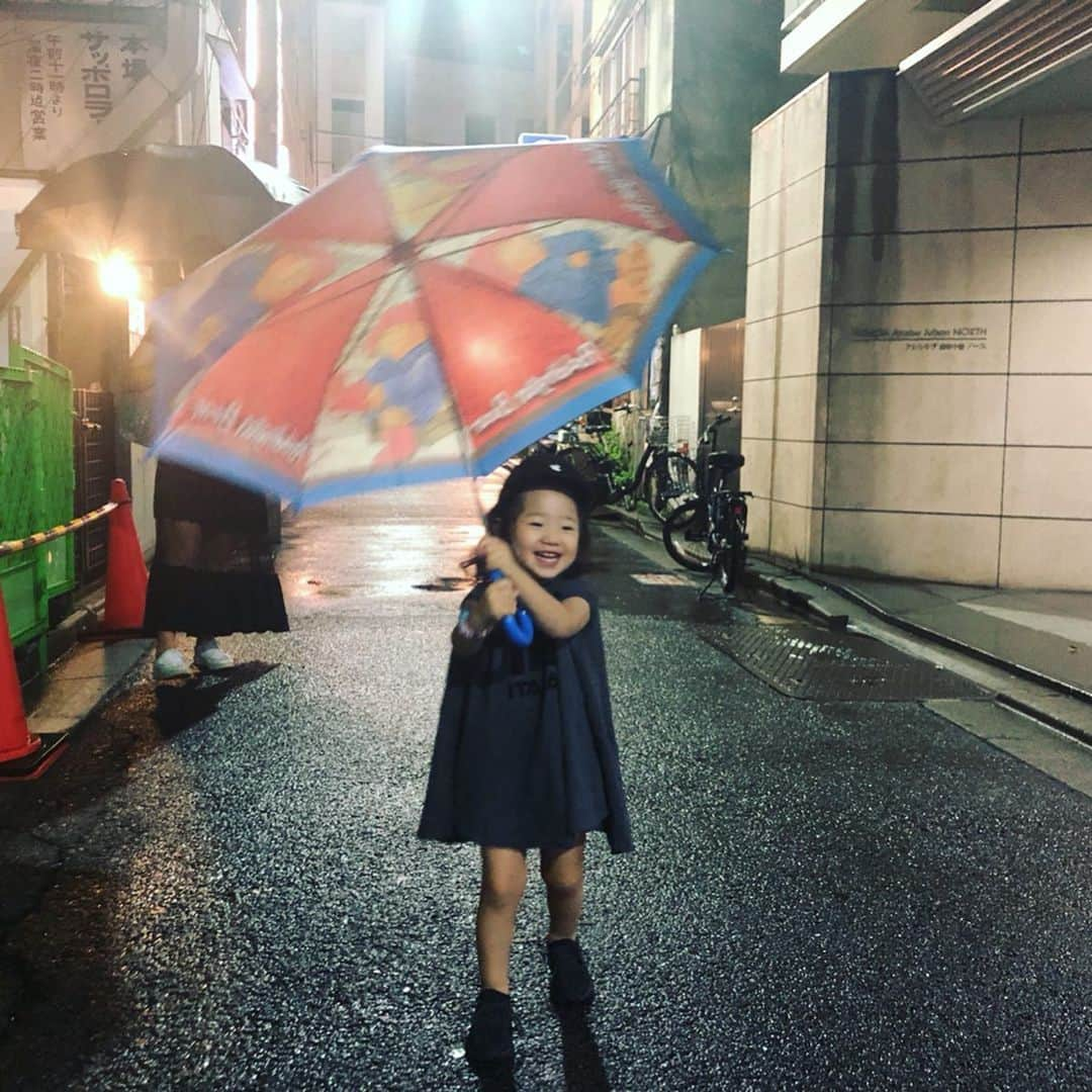 廣瀬規子さんのインスタグラム写真 - (廣瀬規子Instagram)「初めての瞬間、その時の気持ち、 忘れないようにしよう。 * 貴女から教えてもらう事、思い出させてもらう事、本当に沢山。 * 雨の日がこんなに素敵だって事も、忘れてたな。 * ありがとう。 * Photo by @blenda0305 🙏💕 * #初めての傘 #2歳半 #女の子 #女の子ママ #この傘は7-8年前に #ロンドンに行った時 #確かハロッズかどこかで #頂いた傘 #子供用の傘どうしようかなと #思っていたけれど #娘が使ってくれる日がくるとは #嬉しいなぁ #雨の日 #道路がキラキラ #どんどん出来ることが増えていきますね #そうそう #私と娘のトイトレ奮闘記 #色々とアドバイスや応援のメッセージありがとうございます #その後色々ありつつ #もうちょっとの感触が出てまいりました 😭🙈💕 #ありがとうございます #またご報告致します」5月29日 7時45分 - noriko_style