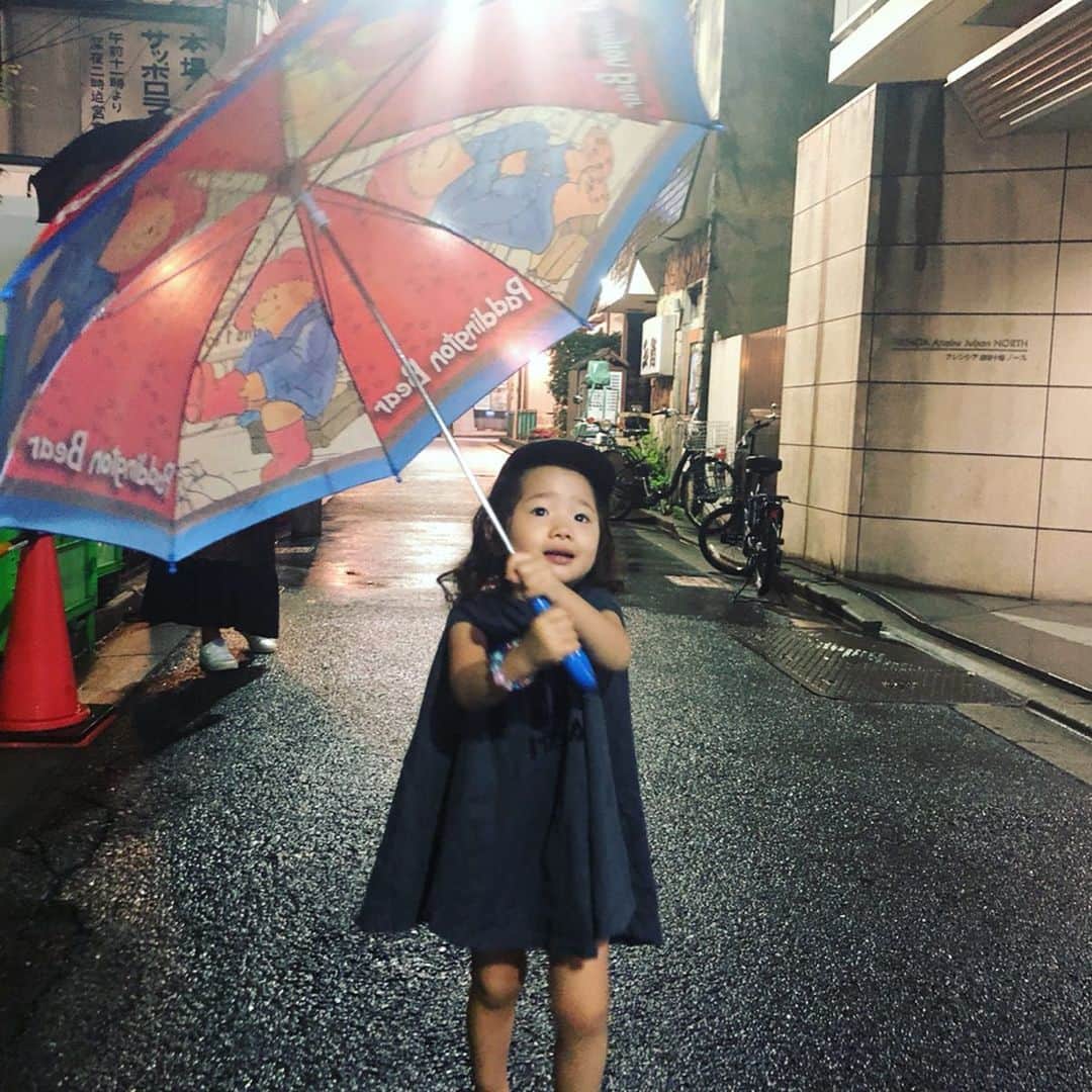 廣瀬規子さんのインスタグラム写真 - (廣瀬規子Instagram)「初めての瞬間、その時の気持ち、 忘れないようにしよう。 * 貴女から教えてもらう事、思い出させてもらう事、本当に沢山。 * 雨の日がこんなに素敵だって事も、忘れてたな。 * ありがとう。 * Photo by @blenda0305 🙏💕 * #初めての傘 #2歳半 #女の子 #女の子ママ #この傘は7-8年前に #ロンドンに行った時 #確かハロッズかどこかで #頂いた傘 #子供用の傘どうしようかなと #思っていたけれど #娘が使ってくれる日がくるとは #嬉しいなぁ #雨の日 #道路がキラキラ #どんどん出来ることが増えていきますね #そうそう #私と娘のトイトレ奮闘記 #色々とアドバイスや応援のメッセージありがとうございます #その後色々ありつつ #もうちょっとの感触が出てまいりました 😭🙈💕 #ありがとうございます #またご報告致します」5月29日 7時45分 - noriko_style