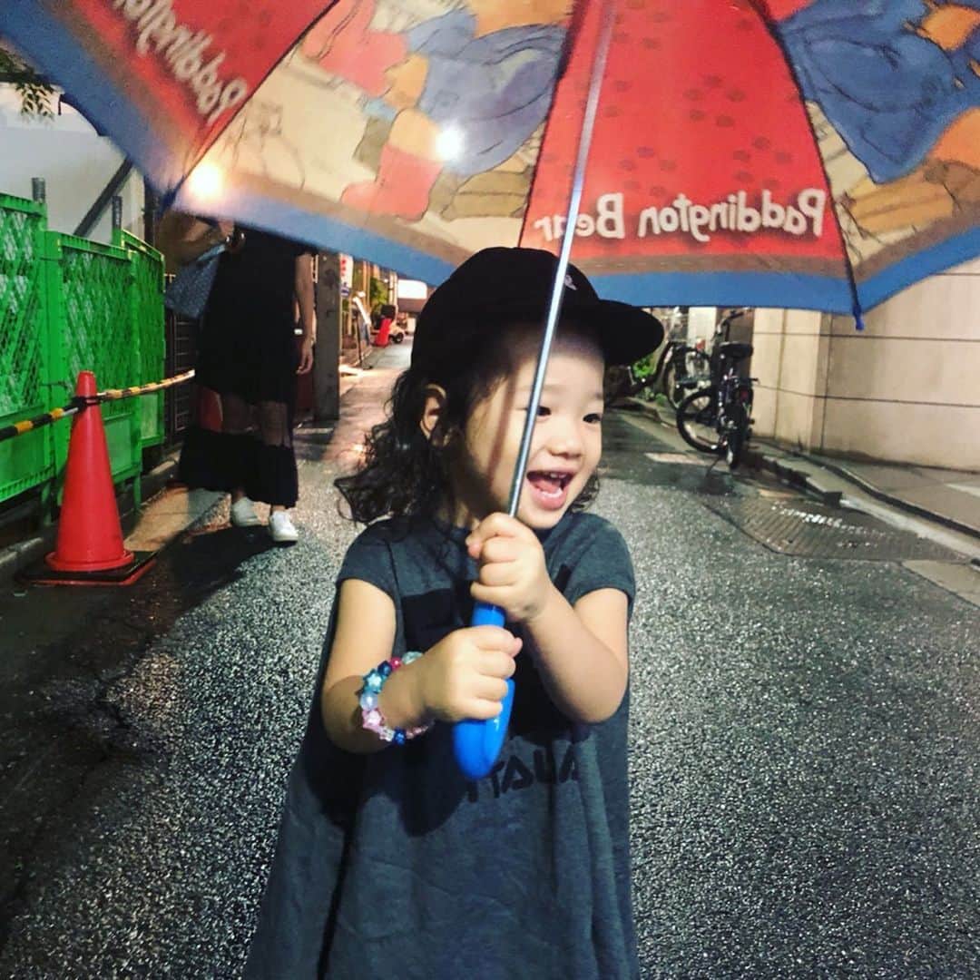 廣瀬規子さんのインスタグラム写真 - (廣瀬規子Instagram)「初めての瞬間、その時の気持ち、 忘れないようにしよう。 * 貴女から教えてもらう事、思い出させてもらう事、本当に沢山。 * 雨の日がこんなに素敵だって事も、忘れてたな。 * ありがとう。 * Photo by @blenda0305 🙏💕 * #初めての傘 #2歳半 #女の子 #女の子ママ #この傘は7-8年前に #ロンドンに行った時 #確かハロッズかどこかで #頂いた傘 #子供用の傘どうしようかなと #思っていたけれど #娘が使ってくれる日がくるとは #嬉しいなぁ #雨の日 #道路がキラキラ #どんどん出来ることが増えていきますね #そうそう #私と娘のトイトレ奮闘記 #色々とアドバイスや応援のメッセージありがとうございます #その後色々ありつつ #もうちょっとの感触が出てまいりました 😭🙈💕 #ありがとうございます #またご報告致します」5月29日 7時45分 - noriko_style