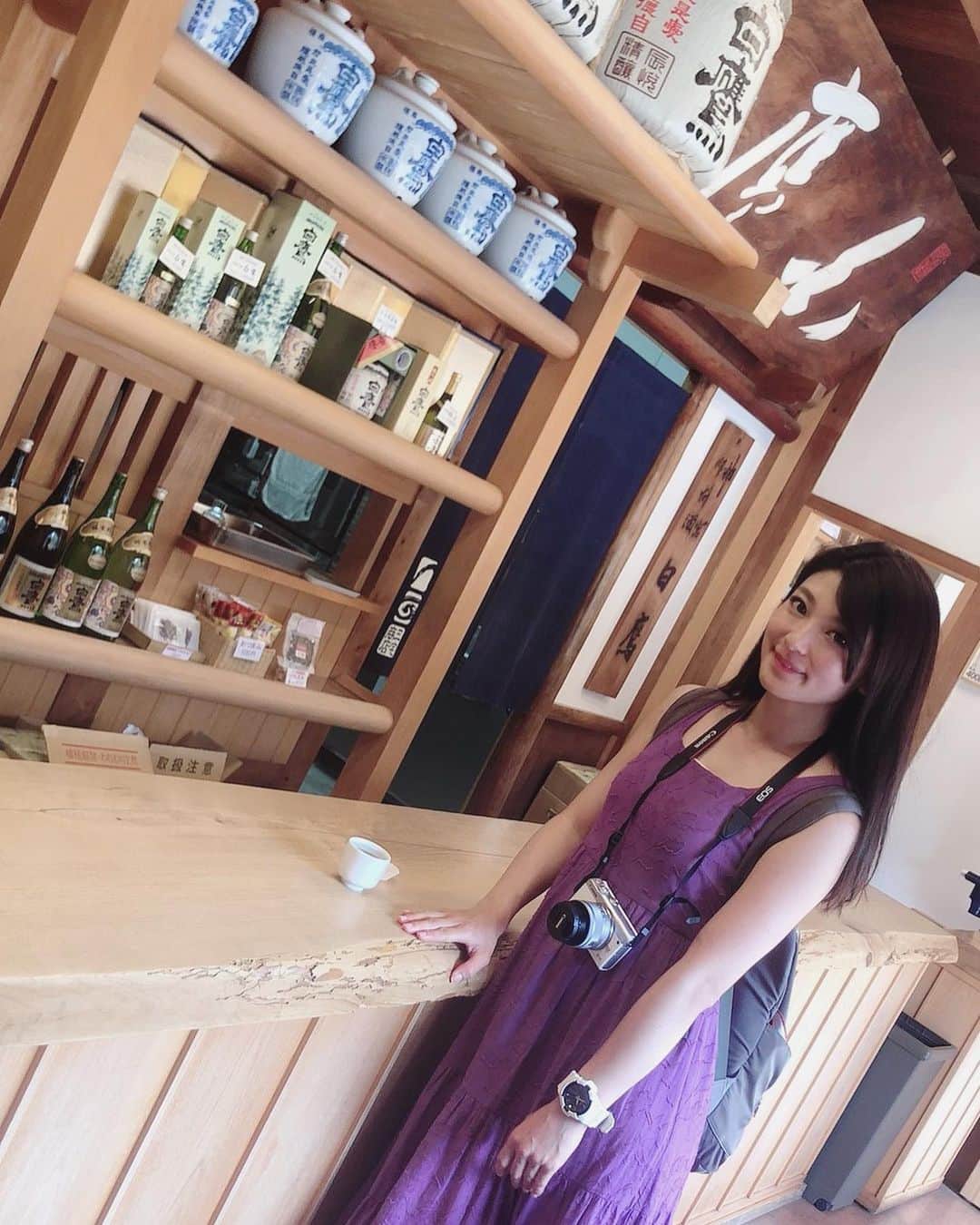 のインスタグラム：「伊勢神宮の外宮でお参りの後は、いつもここで白鷹飲むよ🙇‍♀️ 塩と共に...♡ I always have a HAKUTAKA sake after praying in ISE shrine♡ with salt... #伊勢神宮 #おかげ横丁 #白鷹 #白鷹酒造 #日本酒🍶 #旅好き女子 #旅ジョ #旅コーデ #伊勢志摩 #isejingu #okageyokocho #japanesesake #travelgram #travelholic #shorttrip #japanesegirl #blacklonghair #followme」