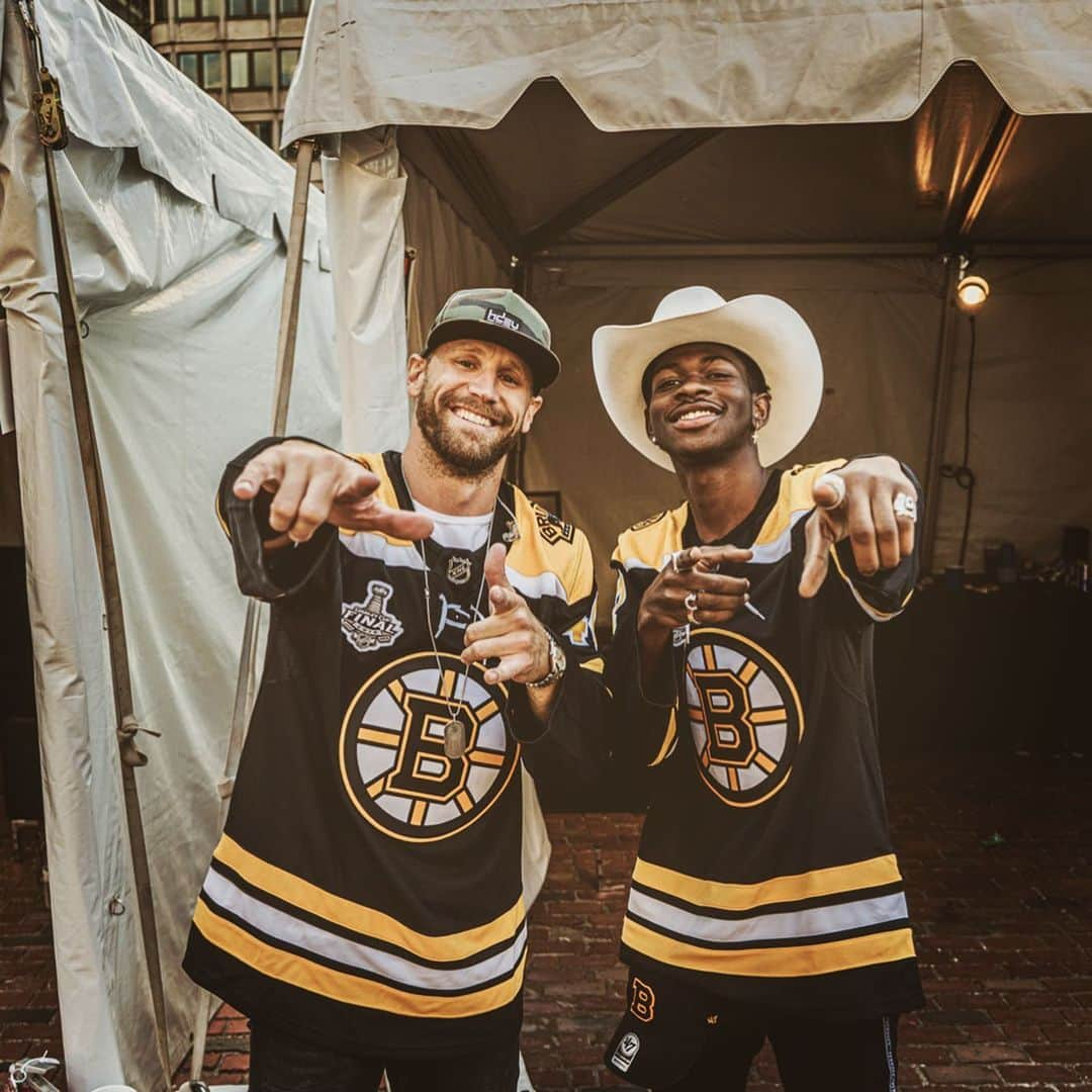 チェイス・ライスさんのインスタグラム写真 - (チェイス・ライスInstagram)「“Eyes On You” meets “Old Town Road” for the Stanley Cup Finals. What a wild ass time! Thanks @nhl for having us! Pics:@codycannon @gettyimages」5月29日 7時55分 - chaserice