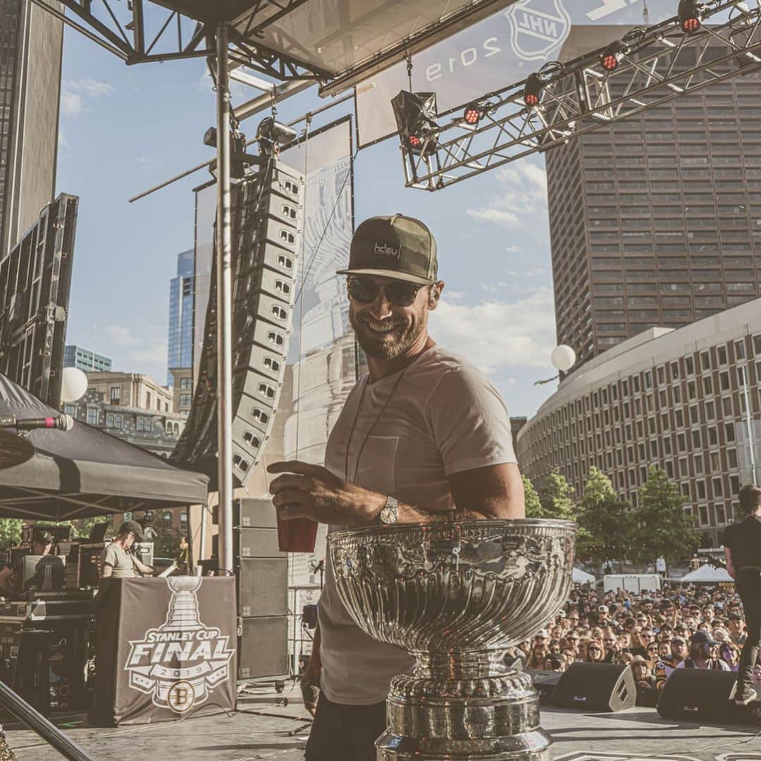 チェイス・ライスさんのインスタグラム写真 - (チェイス・ライスInstagram)「“Eyes On You” meets “Old Town Road” for the Stanley Cup Finals. What a wild ass time! Thanks @nhl for having us! Pics:@codycannon @gettyimages」5月29日 7時55分 - chaserice