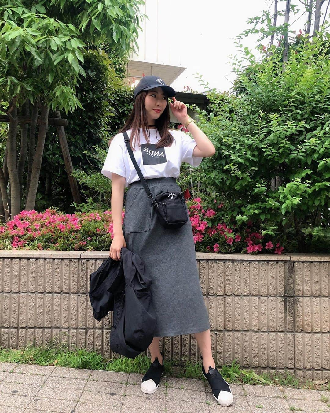 藤江れいなさんのインスタグラム写真 - (藤江れいなInstagram)「cap、Tシャツ共に andRのアイテムです🥺👗 是非GETしてね！ #２２時の嫁  #私服 #ootd #fashion #コーディネート #Tシャツ #andR #cap #andR #スカート #しまむら #ショルダーバッグ #kangol  #アウター #frayid」5月29日 7時57分 - 01nyan0201