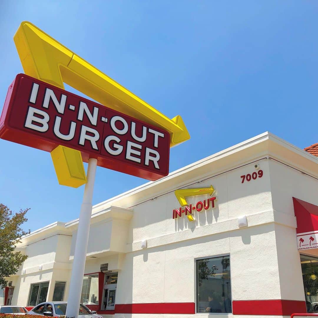 マキ・コニクソンさんのインスタグラム写真 - (マキ・コニクソンInstagram)「Hello from LA!! 到着してすぐにIn-N-Out Burgerが食べたくってスタッフと来ちゃった！🍔 やっぱり期待通り美味しかった！Yummy 😋  これでLAロケ頑張れるっ！💪🏼 #LAに来たら絶対に食べるチーズバーガー！#LAのおすそ分け🤙🏼」5月29日 7時57分 - makikonikson