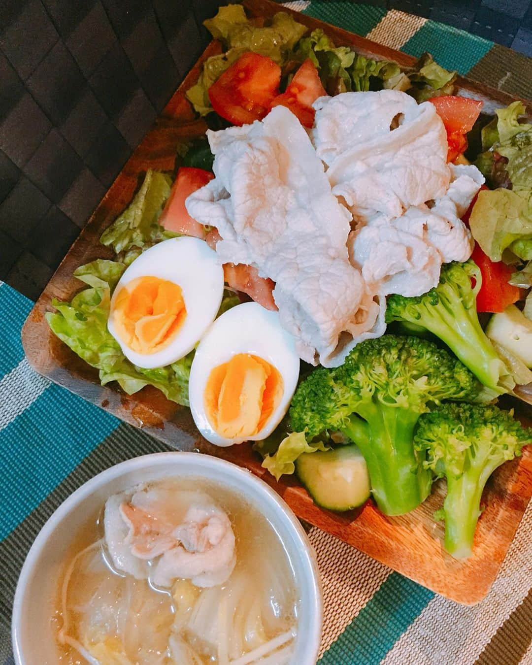 佐山万里菜さんのインスタグラム写真 - (佐山万里菜Instagram)「🍽シェフ佐山🍽 ・もりもりサラダ&スープ #佐山ご飯 . . あれっ？豚肉に隠れて大豆も入ってまーす笑 豚しゃぶサラダめーっちゃうまうま😋 しゃぶしゃぶは、牛肉より豚肉のが好きだなぁー✨ . 白菜、新玉ねぎ、豚肉、えのきの生姜スープ🍴 これも安定のうまさっ😋  身体作りも次のステージに✨ 今年から始めた㊙️食トレ…学びが多い！！ ここからがさらに楽しみ✨ 私すごい、私のおかげではなく…常にあなた。 あなた次第だし、やるのはあなたスタイル本当にカッコいい！！ 今年も5ヶ月過ぎた✨ こっからさらなるレベルアップ👊 🍴アスリートのリアルなアスリート飯🍴 . . 雨の日の電車…いつもより増し増しで満員。。 朝の満員電車が一番パワー奪われるやーつ😭 最近残酷な事件が本当にたくさんあるなぁ…… 歩く時には… 周りのをよく見る、 歌は聞かない歩く事に集中、 基本リュックスタイルだから背中より前、横を注意、 靴紐はしっかり結ぶ、 早く寝る、半分寝ながら歩かない。。 今は、だいたいの人の個人情報がすぐに調べられる世界らしい…本当かなぁ💦 #笑顔 #オシャレ #可愛い#写真#海好き #アスリート#筋肉 #腹筋 #トレーニング #減量#ダイエット#instagood #幸せ #ライフスタイル #うまい #アスリート飯 #減量食 #ダイエットメニュー  #料理  #節約 #勝利飯  #食事 #いいね #食トレ#ヘルシーメニュー  #food #diet #good #サラダ」5月29日 8時00分 - sayama.19